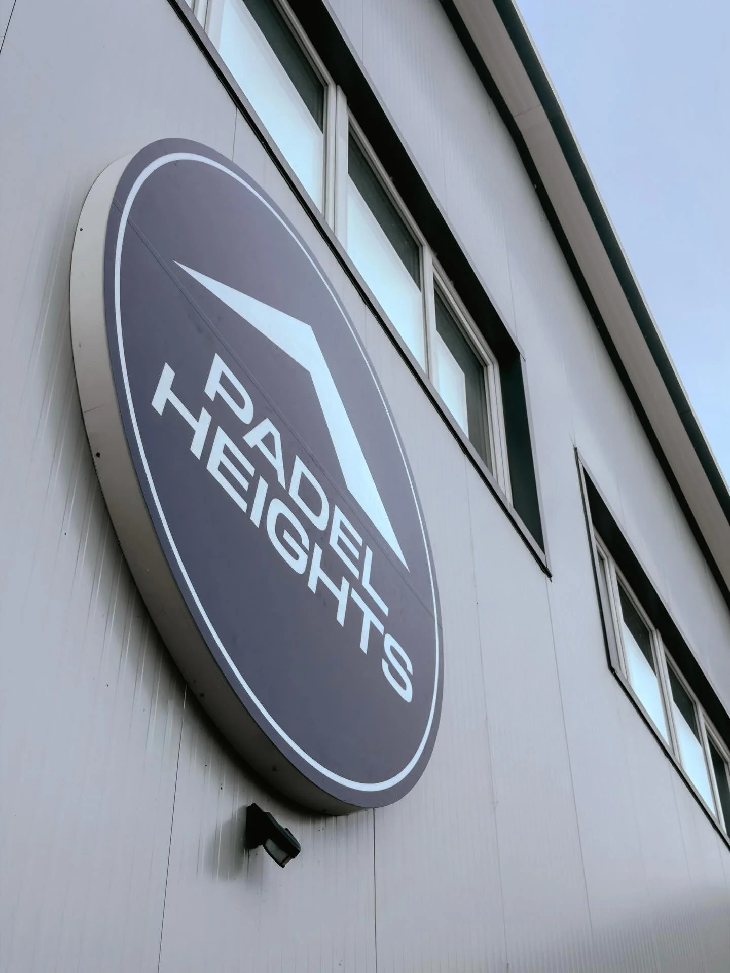 Mir starte 2026 mit vill Padel bi Padel Heights 🎾🔥
King&rsquo;s Turnier n&auml;chschts Wuche&auml;nd (10.11) 👑
Meld di ah, chum verbi und mir mache 2026 zum Padel-Jahr 💥

#PadelHeights #PadelLife #Padel2026 #KingsTurnier

📸 @vic.ation