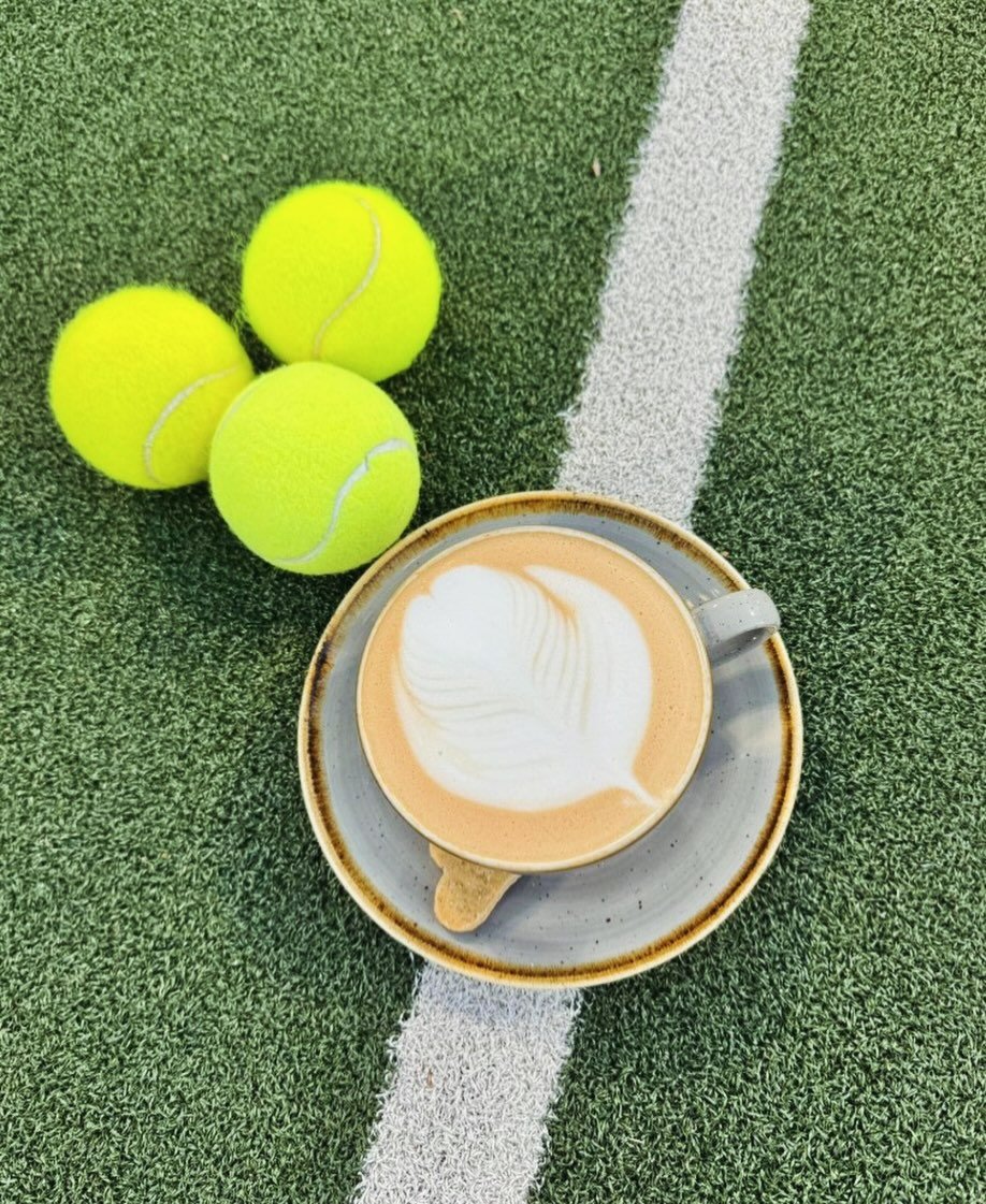 HEIGHTS MORNING RALLY ☕🎾

Starte deinen Freitag mit Padel, Coaching und einer entspannten Fr&uuml;hst&uuml;cks- und Coworking-Atmosph&auml;re.

Heights Morning Rally ist unser w&ouml;chentliches Freitagmorgen-Format, das Sport, Austausch und Produkt