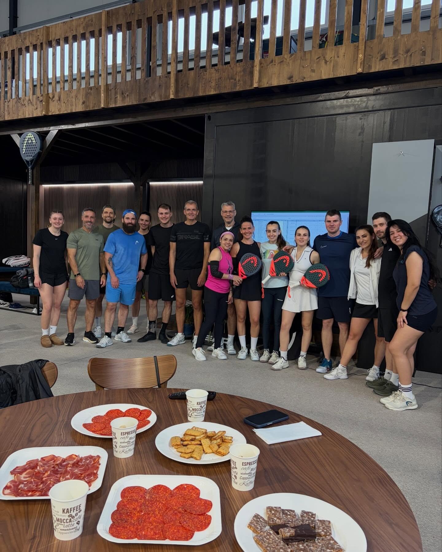 Vielen Dank an alle, die bei unserem Padel Heights Turnier dabei waren 💙
Es war wieder eine wundersch&ouml;ne Erinnerung daran, dass unsere Community mehr als nur ein Club ist &ndash; sie ist eine Familie.
Wir sind unglaublich dankbar f&uuml;r jeden