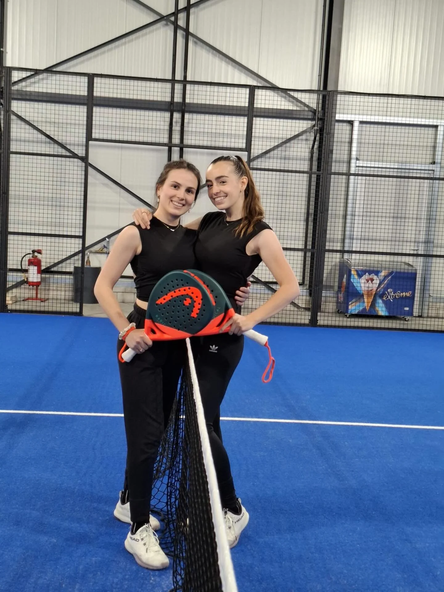 Du willst Padel trainieren, hast aber keine Gruppe? Wir haben die L&ouml;sung f&uuml;r dich. 🎾🔥
Aufgrund der hohen Nachfrage starten wir feste Gruppentrainings &ndash; regelm&auml;ssige Sessions mit Spielern auf deinem Level, damit du dich Woche f&