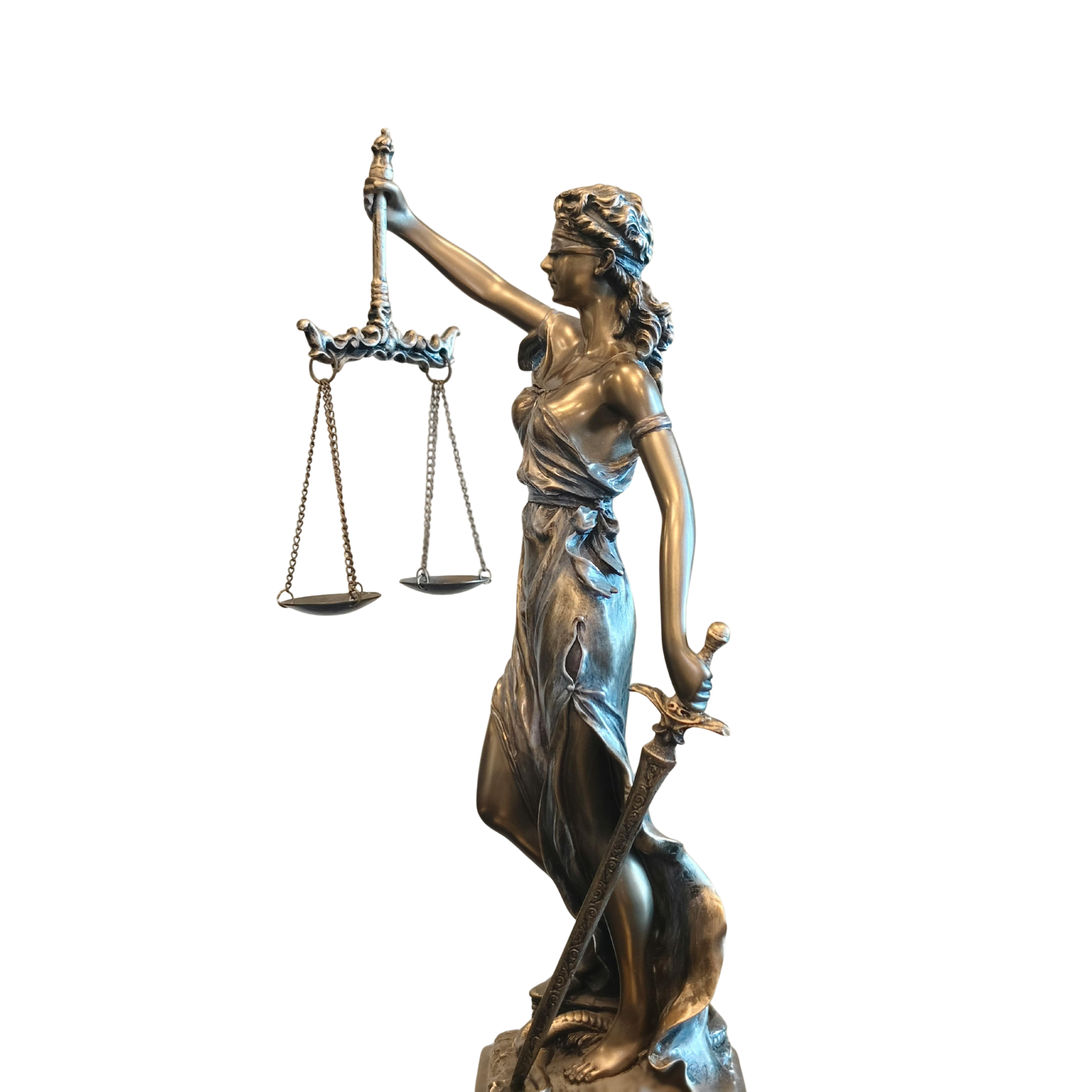 Estatua de la justicia, una mujer con venda en los ojos, sosteniendo una balanza y una espada, en un estilo de escultura clásica