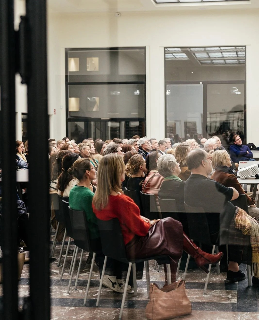 Throwback Thursday.⁠
⁠
Soms begint inspiratie bij een gebouw. En wat voor &eacute;&eacute;n.⁠
⁠
Tijdens ons bezoek aan de Boekentoren in Gent, het iconische ontwerp van Henry Van de Velde, ontdekten we hoe een modernistisch monument opnieuw tot leven