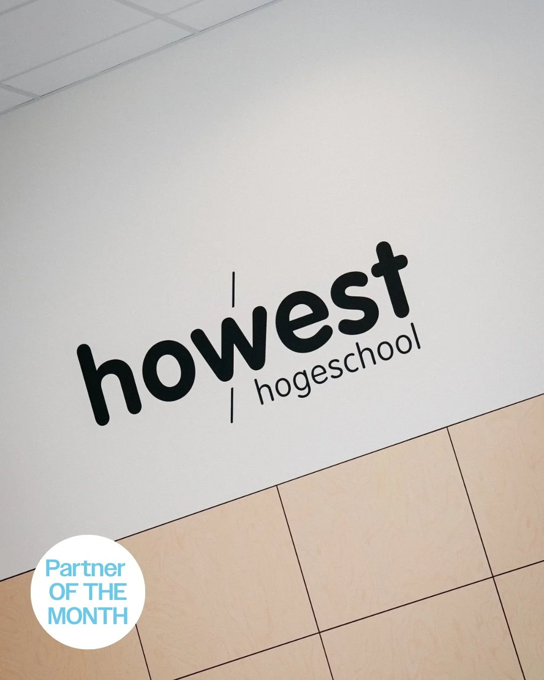 De toekomst begint in het atelier.⁠
En in het klaslokaal.⁠
⁠
Daarom vinden onze lezingen twee keer per jaar plaats bij @howestipo in Kortrijk.⁠
⁠
Niet alleen omdat het een inspirerende plek is om samen te komen, maar ook omdat we ons programma bewust