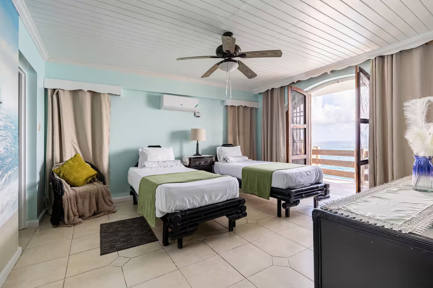 Bright Twin Bedroom with Ocean view at Island2CityRetreat.
