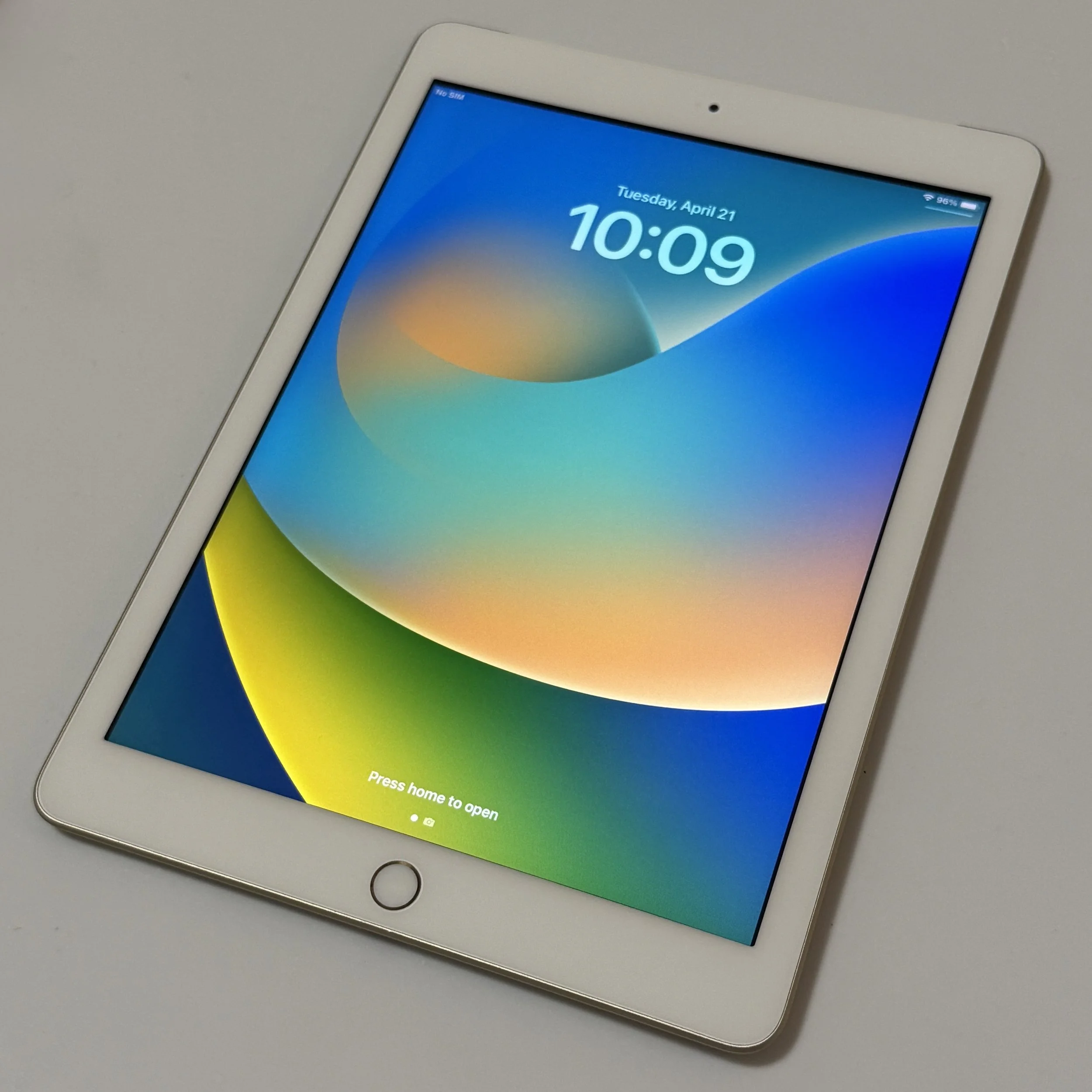 Unlocked Apple iPad 5th Gen 32GB Gold