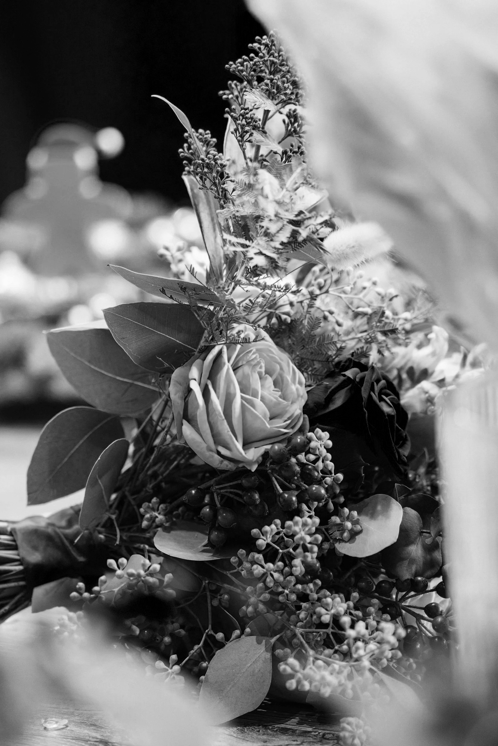 Blumenstrauß mit Rosen, Blättern und Beeren in Schwarz-Weiß
