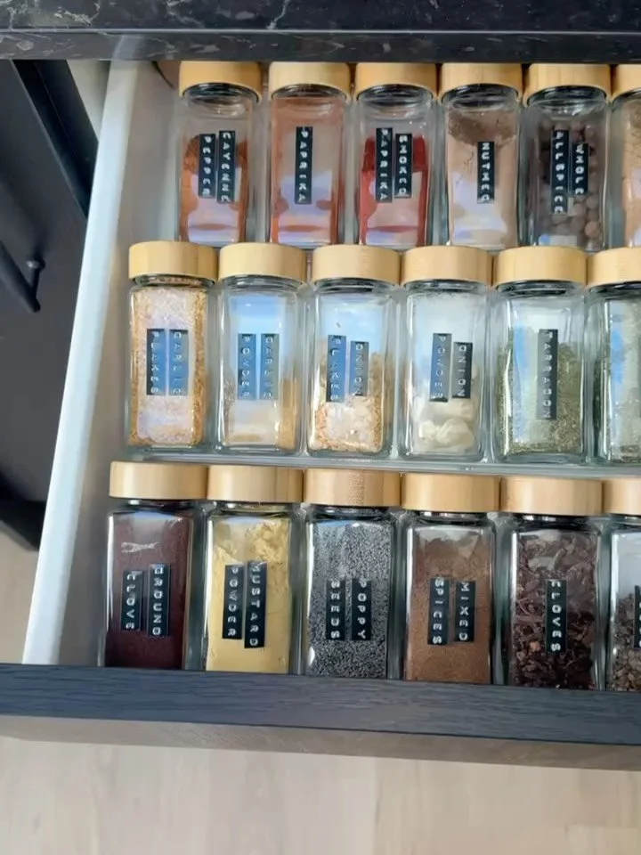 Perfectly organized, beautifully functional. This custom spice drawer was the finishing touch that brought everyday effortless living and practical design together in our latest project 🌶️ 🌿