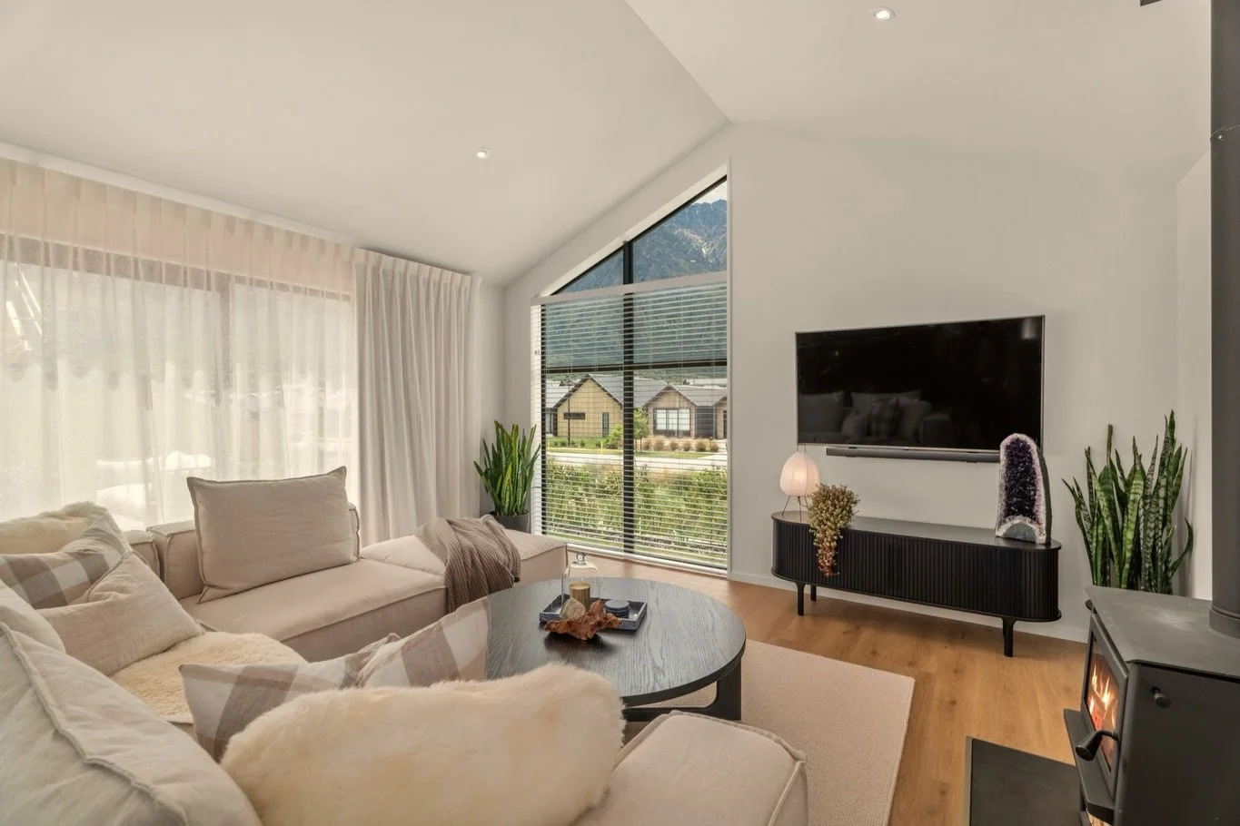 One of our favourite spaces from Grain Close 🤎

A warm, layered living room designed for slow mornings, cosy evenings, and everything in between.

The kind of room you never want to leave.