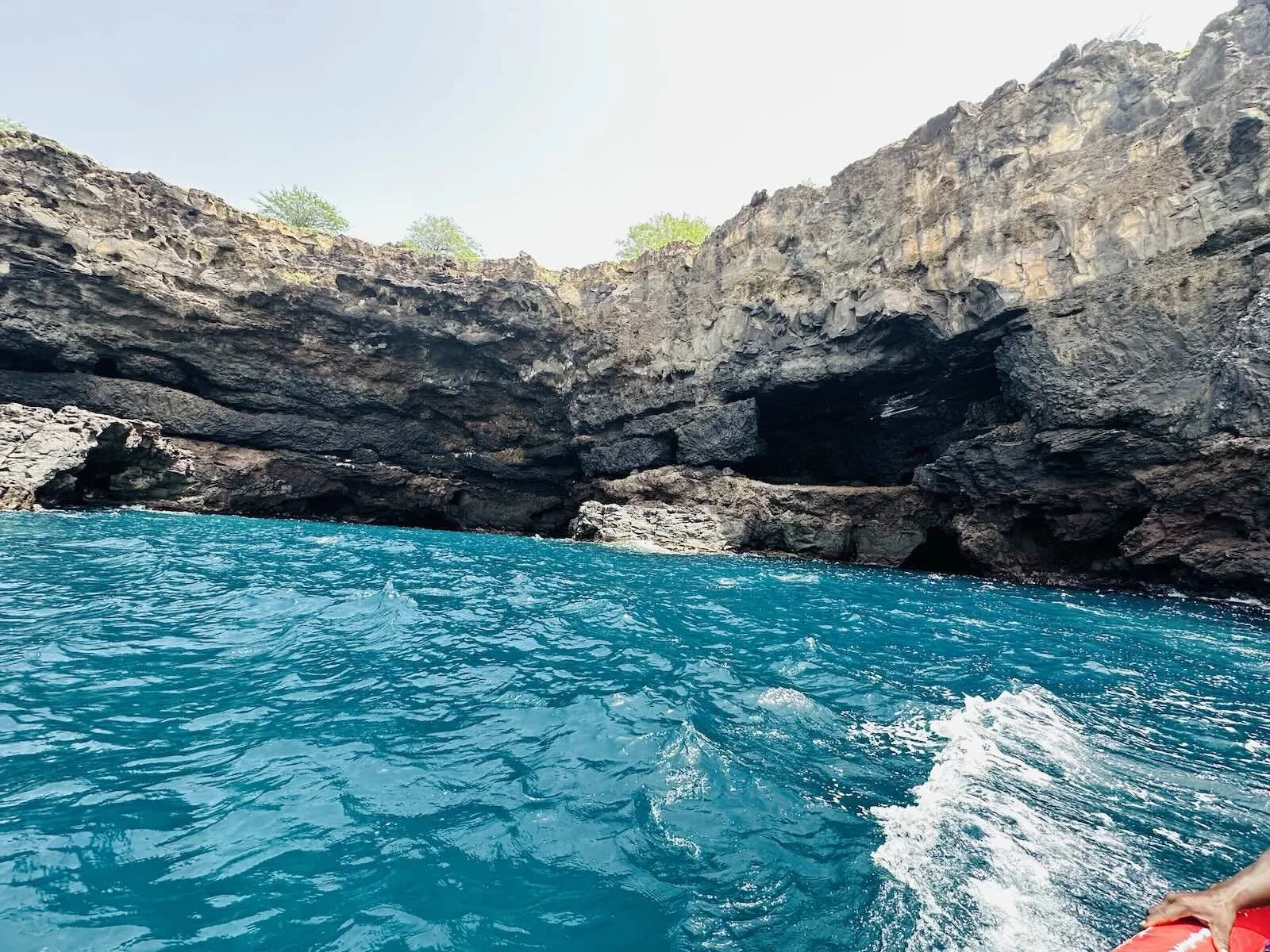 Ribeira da Barca: Strand en grotten