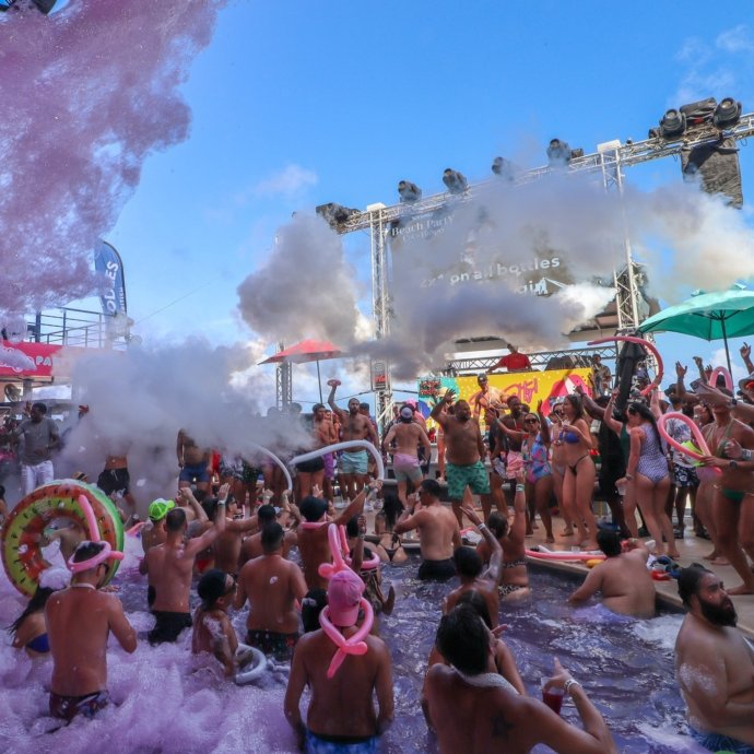 coco-bongo-beach-party-tickets-cancun6-690x690_c.jpg