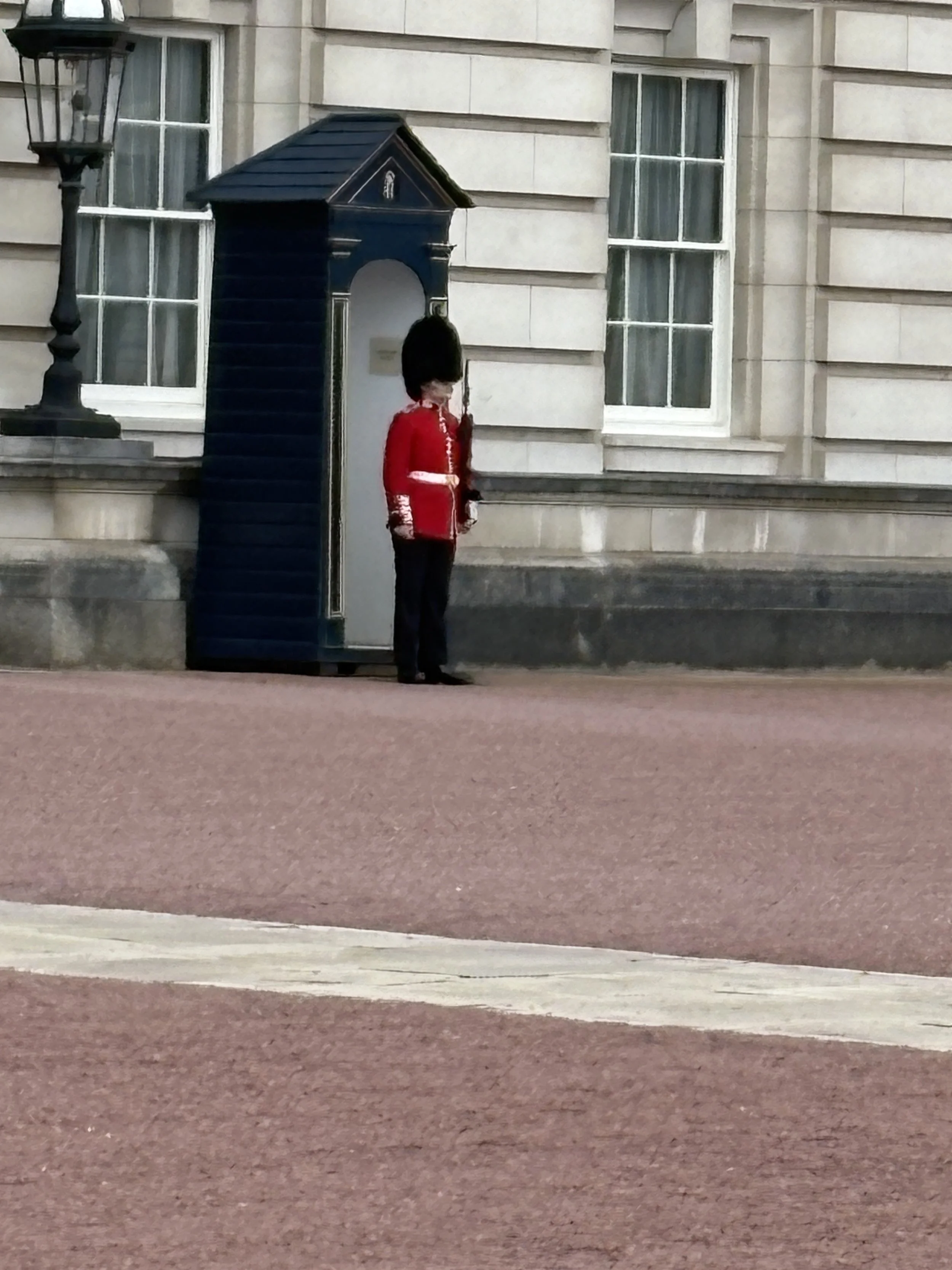 Guide to London and Paris, France with kids