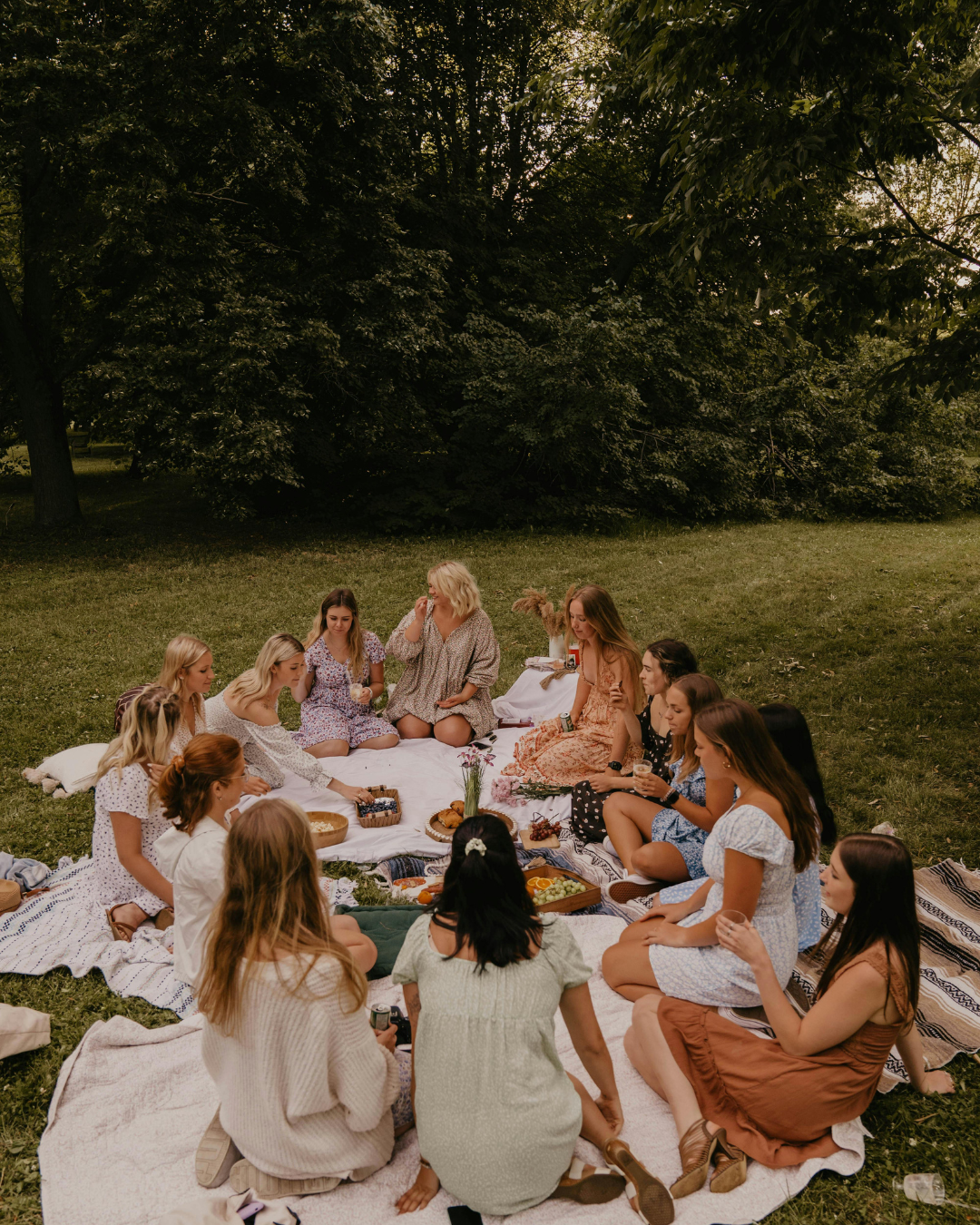 Motherblessing in Lüneburg: werdende Mutter wird im Kreis von Frauen gehalten und gestärkt