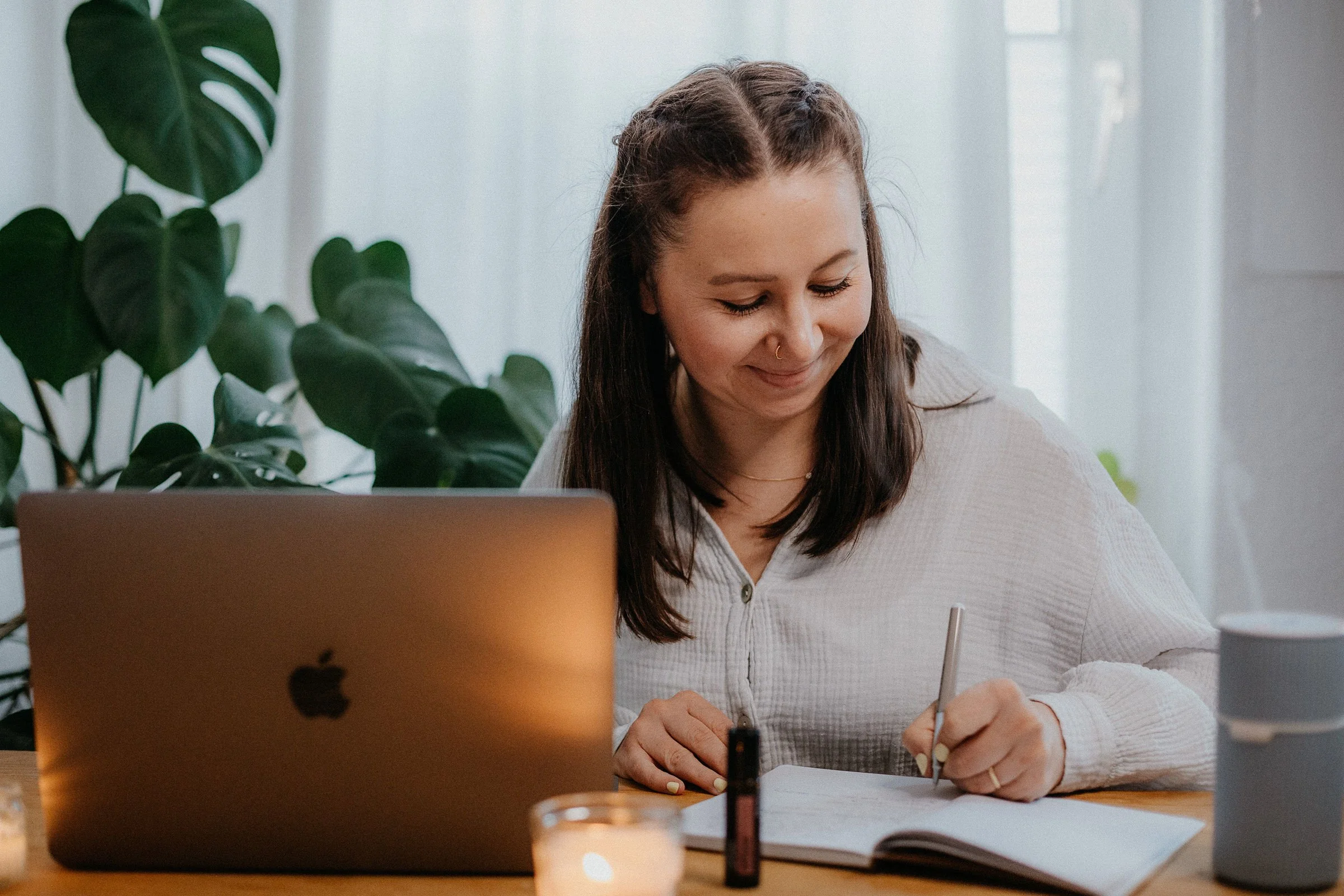 Merle, Doula in Lüneburg, begleitet eine Frau während der Schwangerschaft