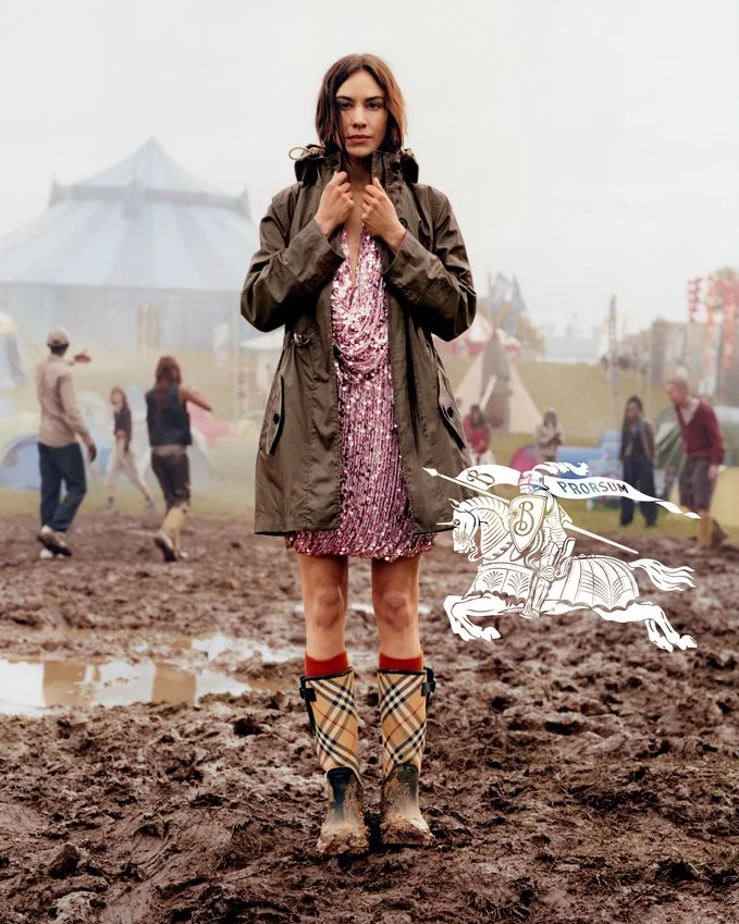 BURBERRY_2025_FESTIVAL_HERO_sRGB_CROPPED_EKD_019_4x5.jpg