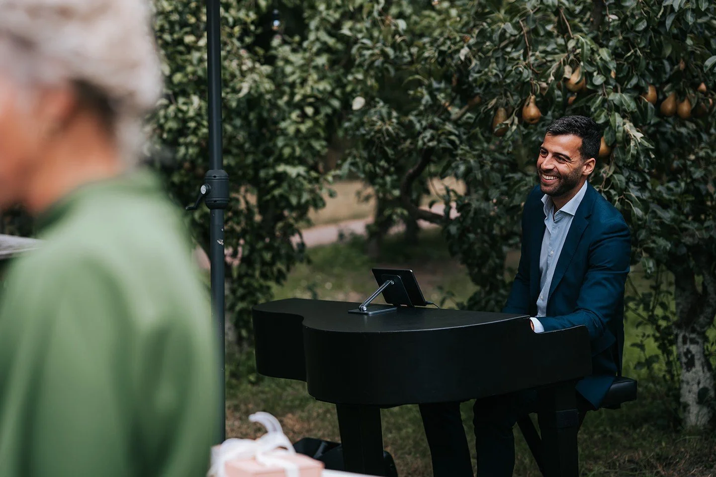 Een perfecte dag onder de perenbomen🍐, met een mooi stel en een geweldige babs! @trouwmevrouwmiryam. Een dag om met plezier op terug te kijken! 

🎹: @Yerassimo
#mrallegaartje #muziek #band #wedding #weddingband #wedding2025 #bruiloft #bruiloftband 