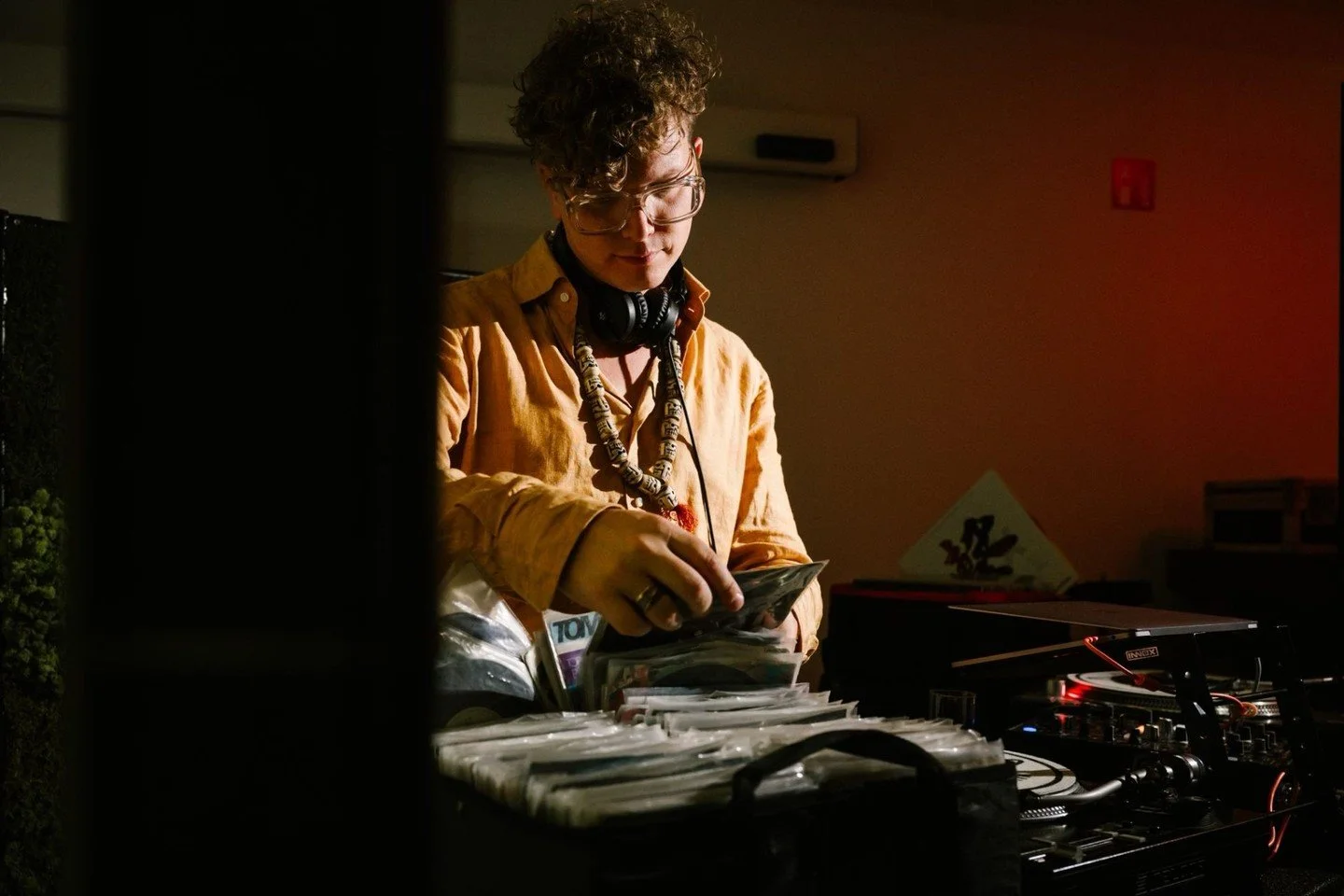 Een inkijkje in de koffer van @&zwnj;meneerheerens. Zijn platencollectie omvat alle genres, een muzikale tijdreis van jaren '60 parels tot de meest unieke kerstclassics tot de beste discohits. De perfecte combi voor de dansvloer!🪩

📸: @&zwnj;jill_s