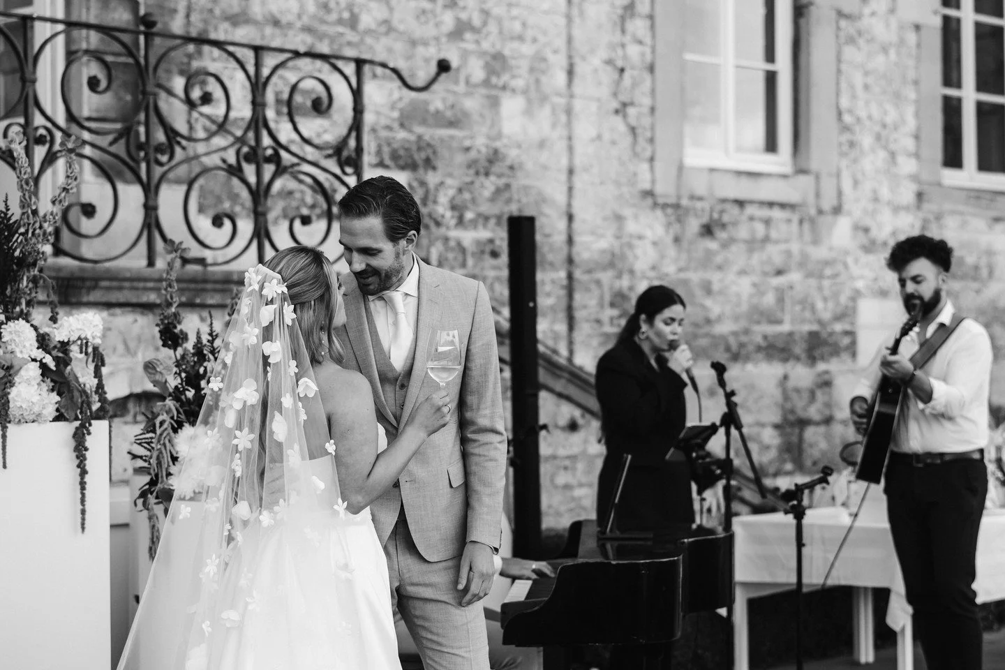 Bij de prachtige bruiloft van W&amp;H mochten we de hele dag zorgen voor sfeervolle livemuziek. Van een ontroerende ceremonie, begeleid door de geweldige @&zwnj;de_trouwvriendin, via een gezellige borrel tot een swingende table party aan het einde va