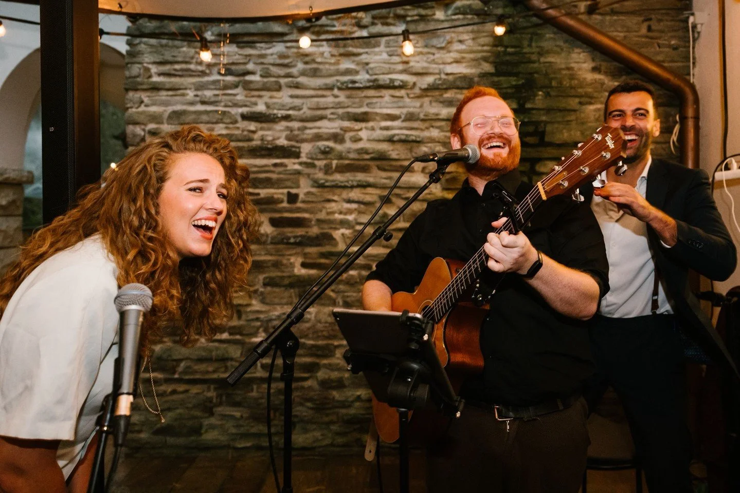 Behind the picture:
De onvergelijke bruiloft van B&amp;D, midden in een storm onder een tent die veranderde in een zwembad 🌧️💦. Yerassimo als een razende alles veilig aan het stellen, Maikel alsof er niets aan de hand was gewoon doorspelen 🎶 en Sa