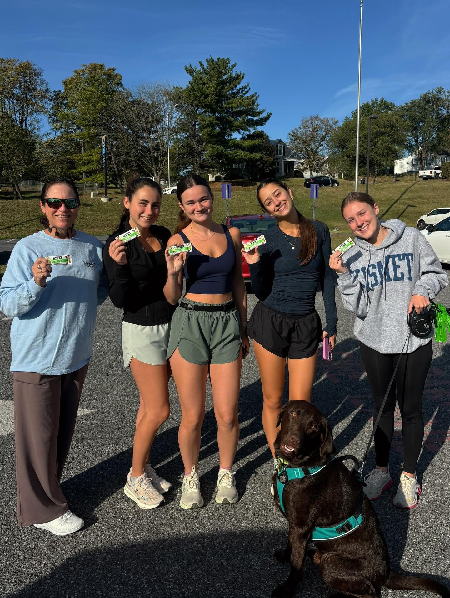 Some new visitors came to our run today 🐾 thanks @thatsit for the bars! Good shakeout for the half marathon tomorrow, comment if you plan on running! 🏅