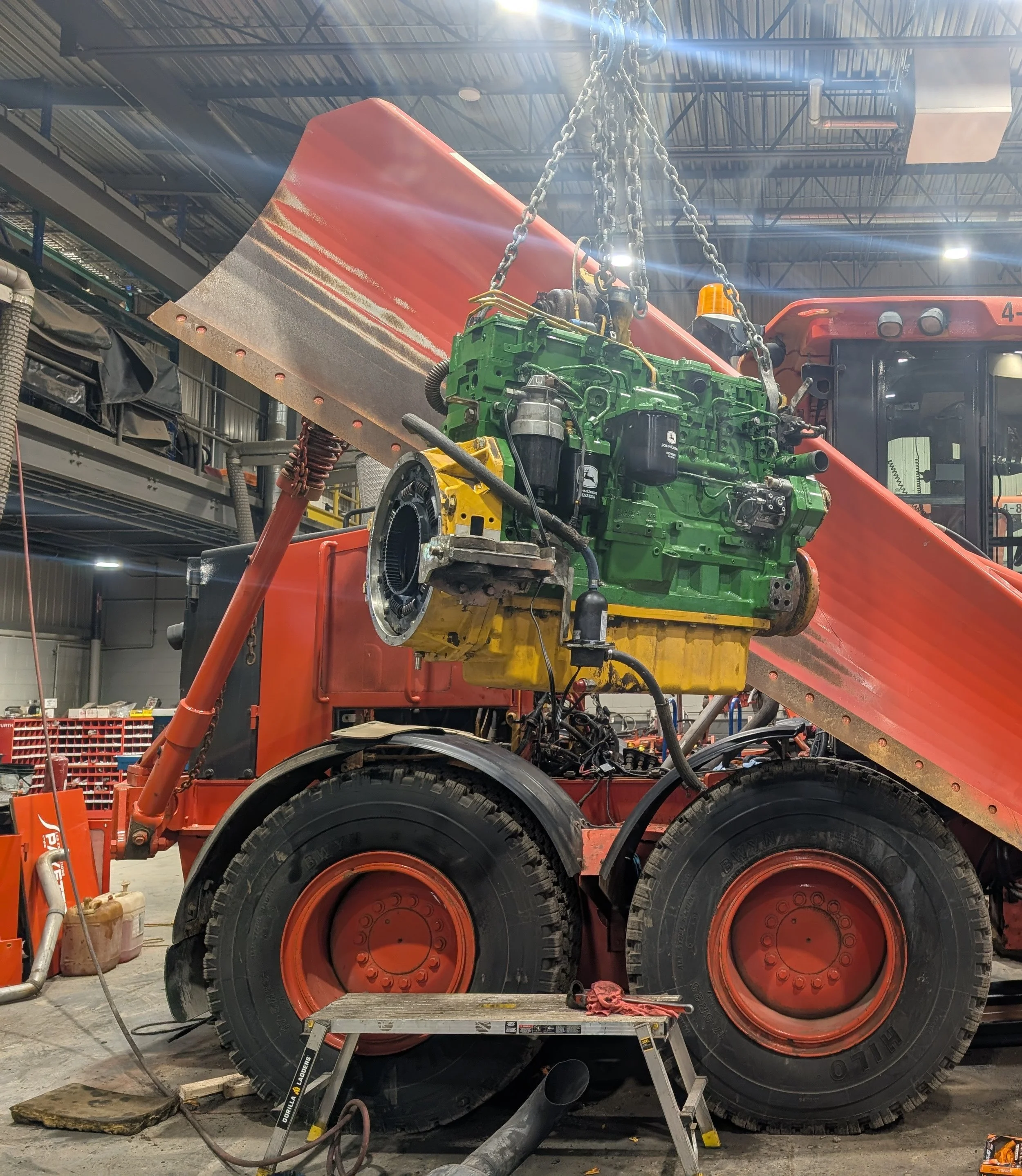 Moteur John Deere 6090 vendu et installé dans une niveleuse John Deer 772g
Installation et mise en marche avec programmation