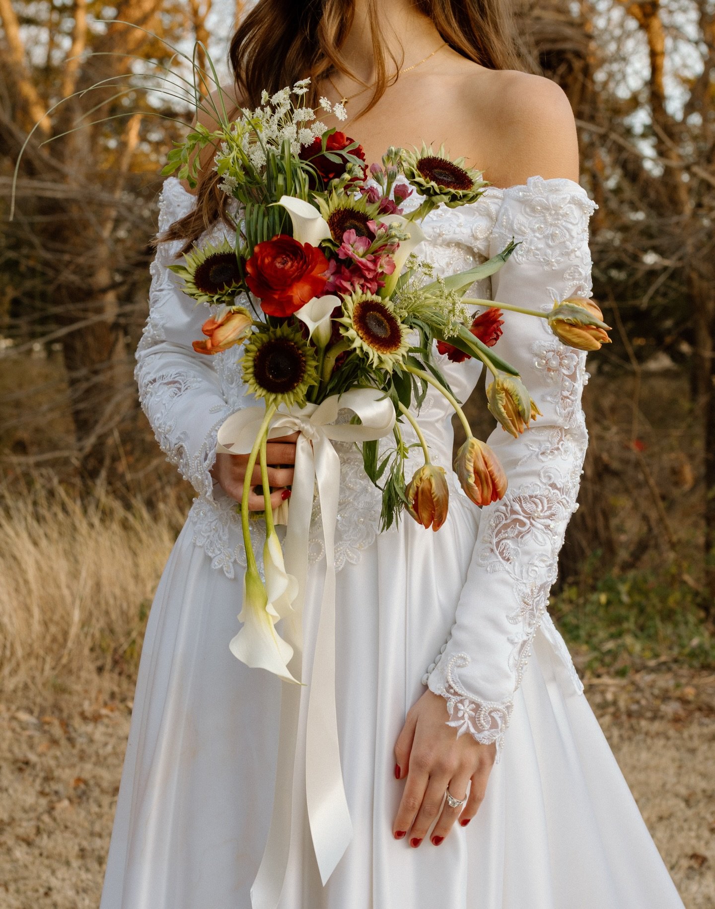 Fresh year. Thoughtful florals. 🤍 

@hallekiehn.photography