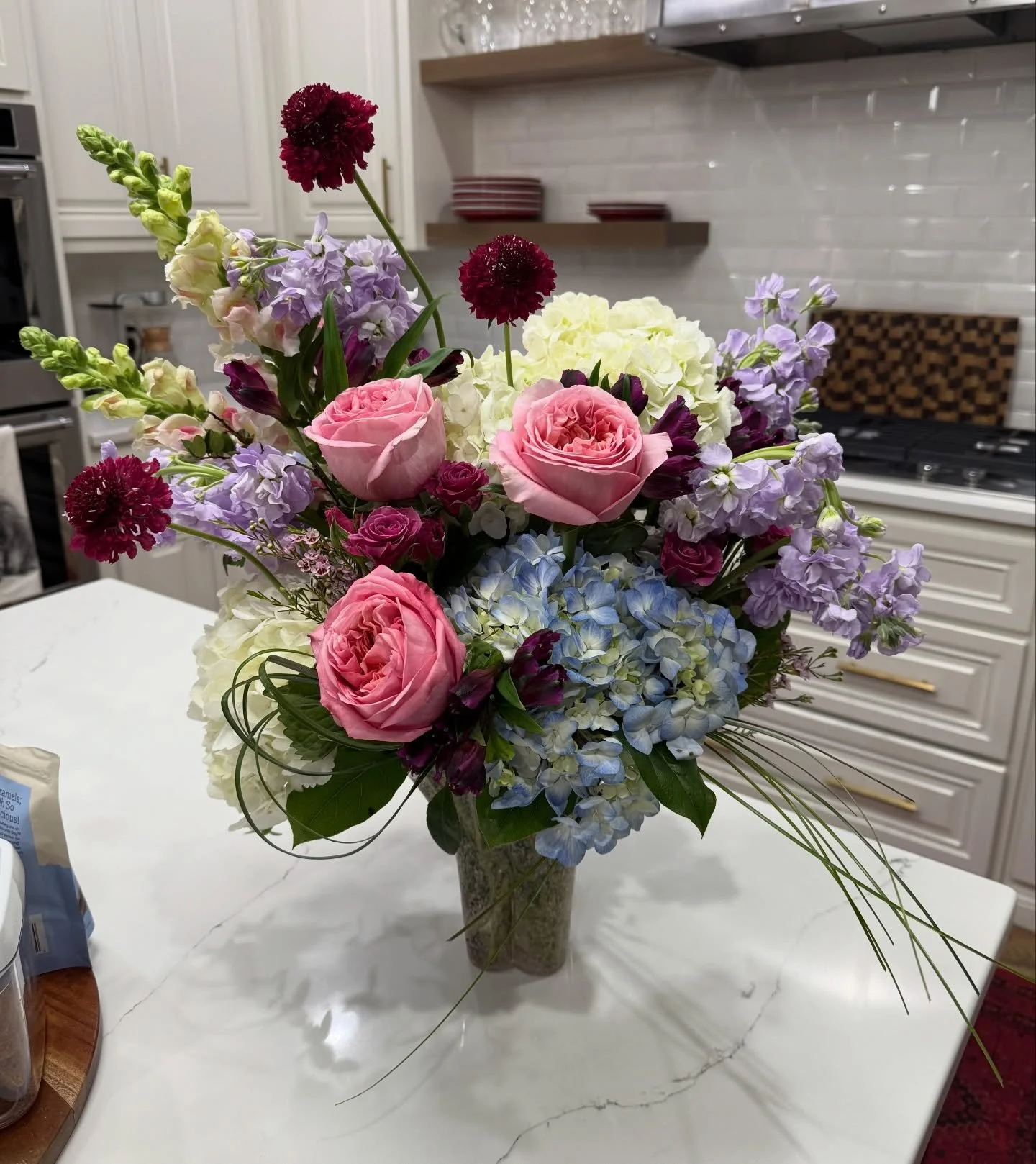 Such a cute spring Valentines Day arrangement this weekend. It made me so excited for warmer weather and spring blooms coming soon!! 💗🤩