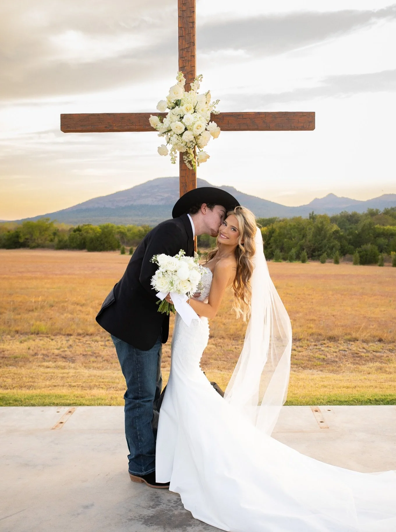 Jaidyn and Cole&rsquo;s ceremony was truly so elegant and stunning!! Cheers to the Chambers! 🥳🍾🎉

Vendors: 

Venue: @thewichitawildflower 
Coordinator: @coordinatedbymadison 
Photographer: @karysajayephotography 
Content: @carruth_and_co 
Rentals:
