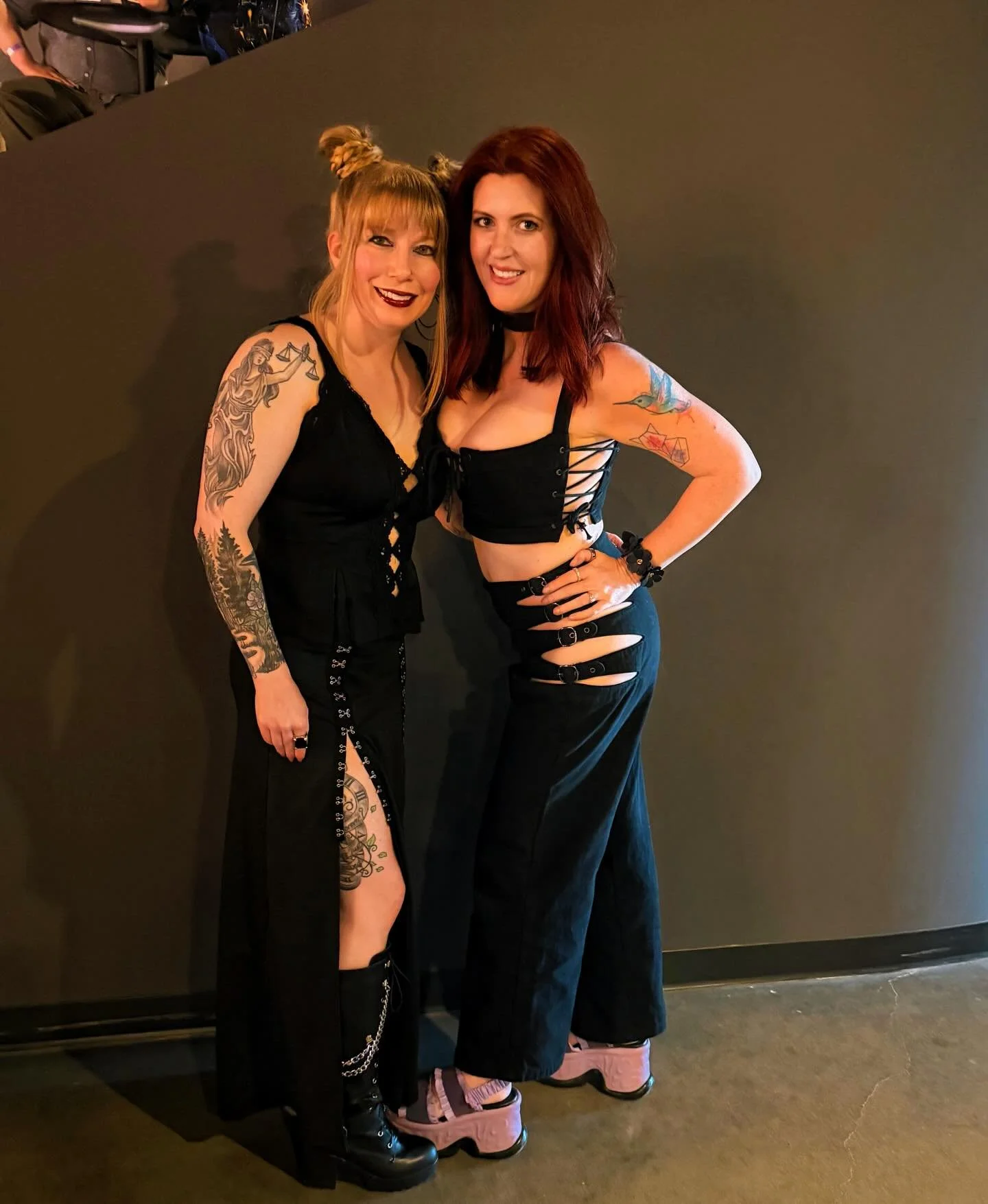 🖤🤘💜😈

thanks for the memories 

fit by @defi_design 
shoes by @fluevog 

#alt #elderemo #bvb #millennialmom #lifestyle
