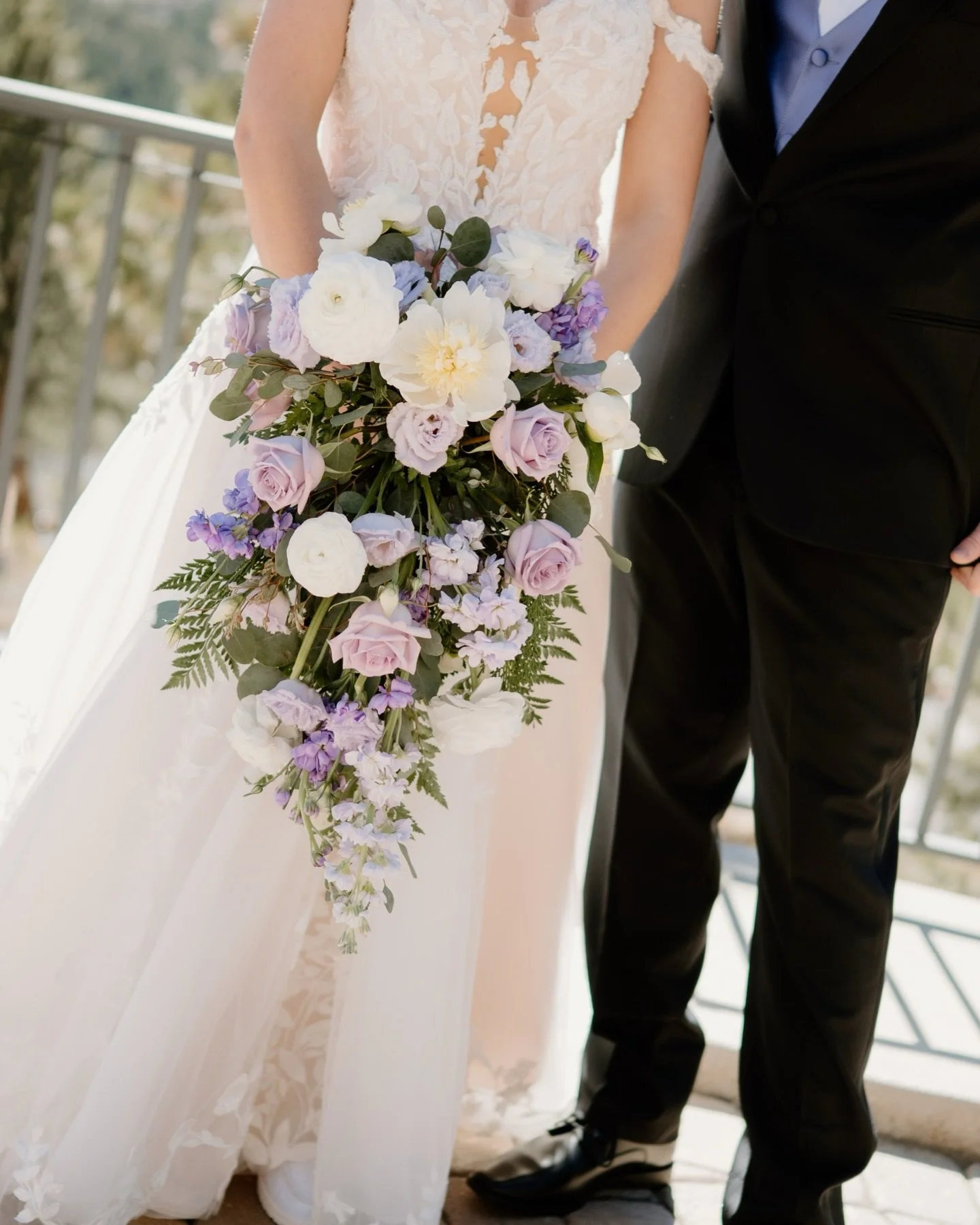 Moments from this beautiful spring Colorado wedding day 🏔️🦌🤍

Venue: @dellaterramountainchateau 
Makeup: @jpatricemua 
Hair: @styled.by.trisha 

#coloradoweddingphotographer #estesparkweddingphotographer #estesparkwedding #timlessweddingphotos #we
