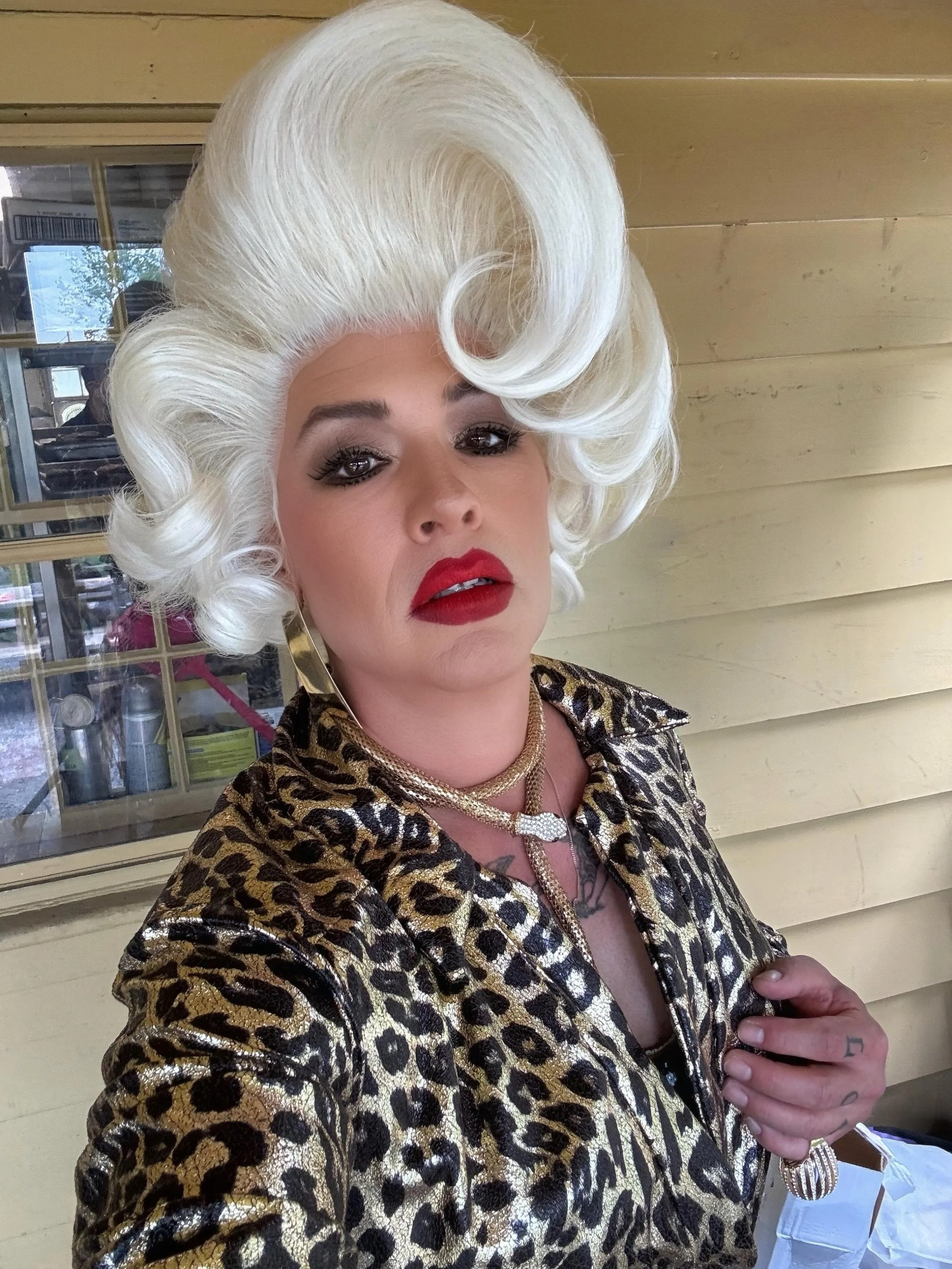 Finally got to wear this incredible wig from @1800wigtakeout !
Fits like a dream 💋💋
#drag #dj #hudson 
BIG GAY BRUNCH @quinniesnewyork 
Thank you @jaxona_lee for having me 💋💋