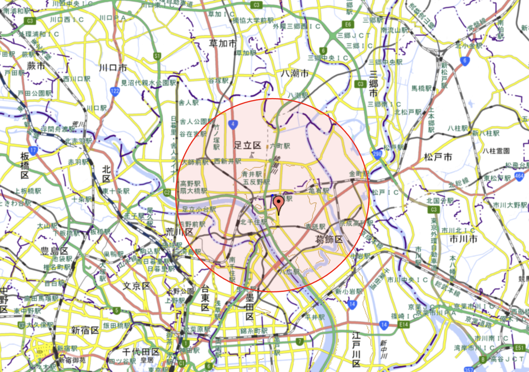 東京都足立区周辺の都市地図。赤い円の中心には地点マーカーが表示されている。