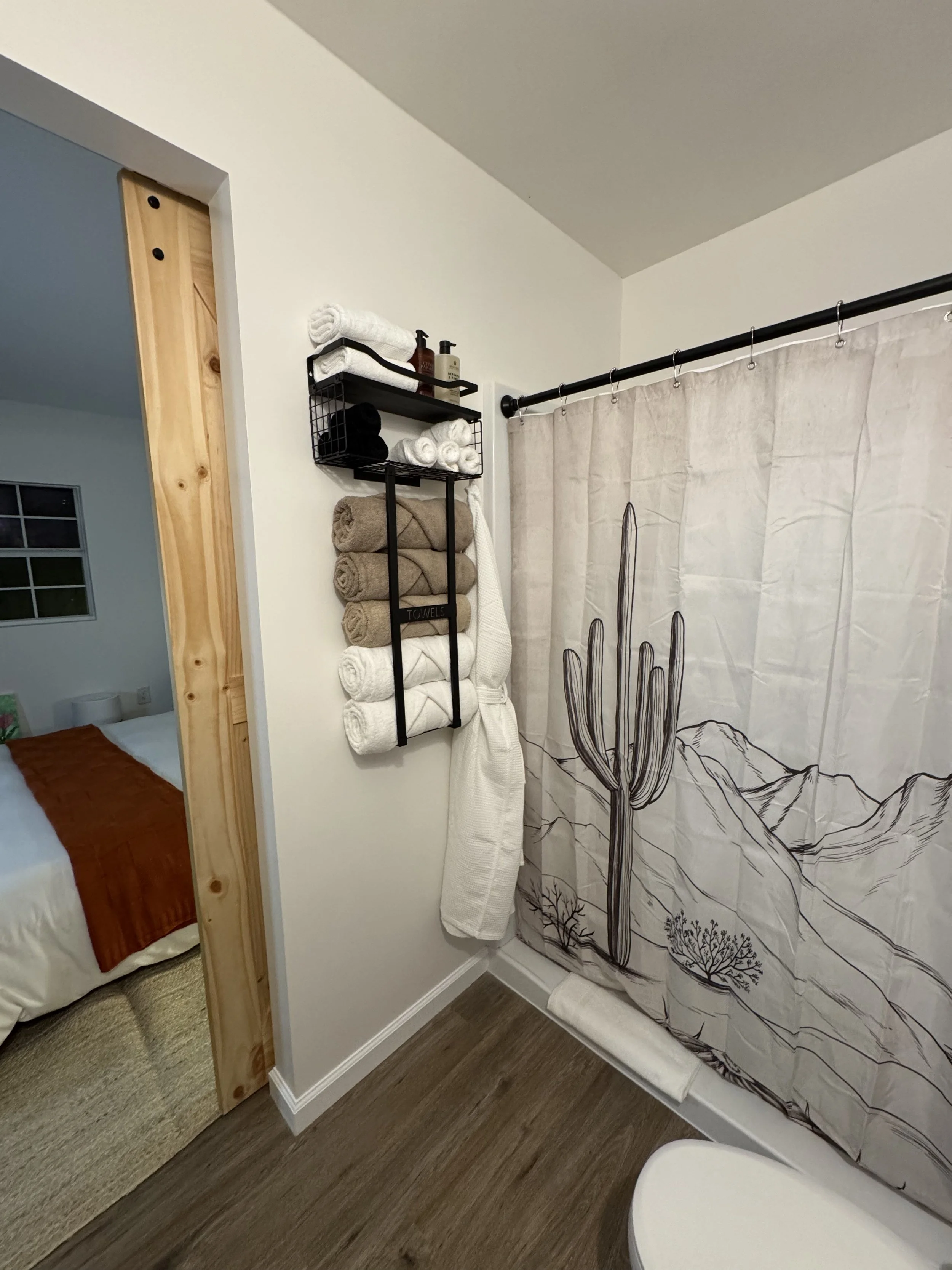 rancho-pancho-cabin-bathroom-hot-shower