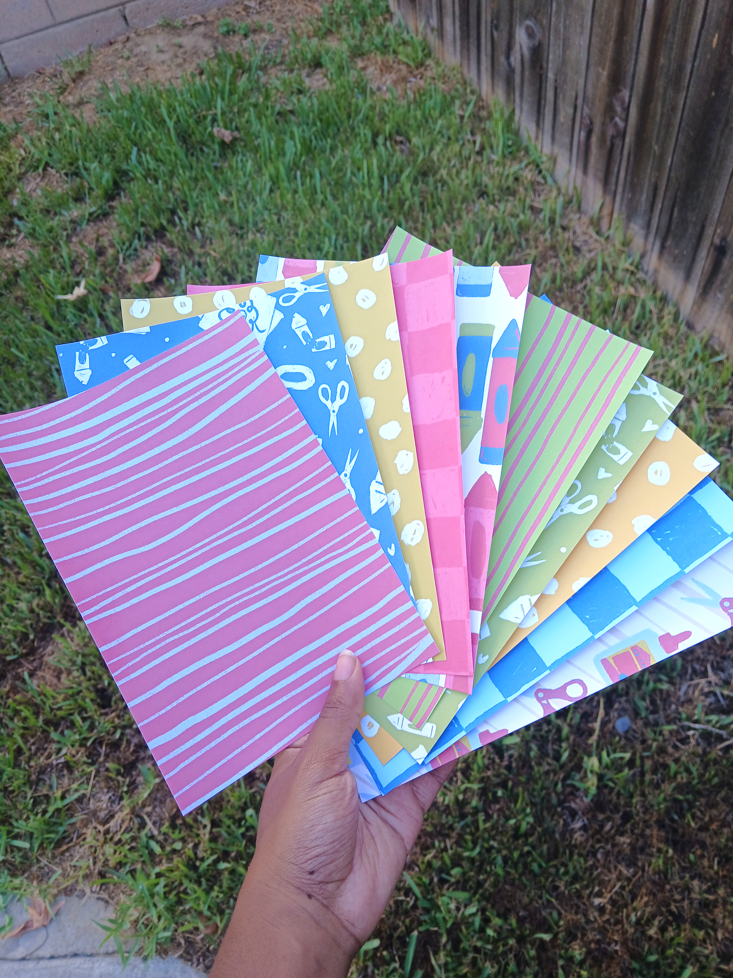 papers_grass.png