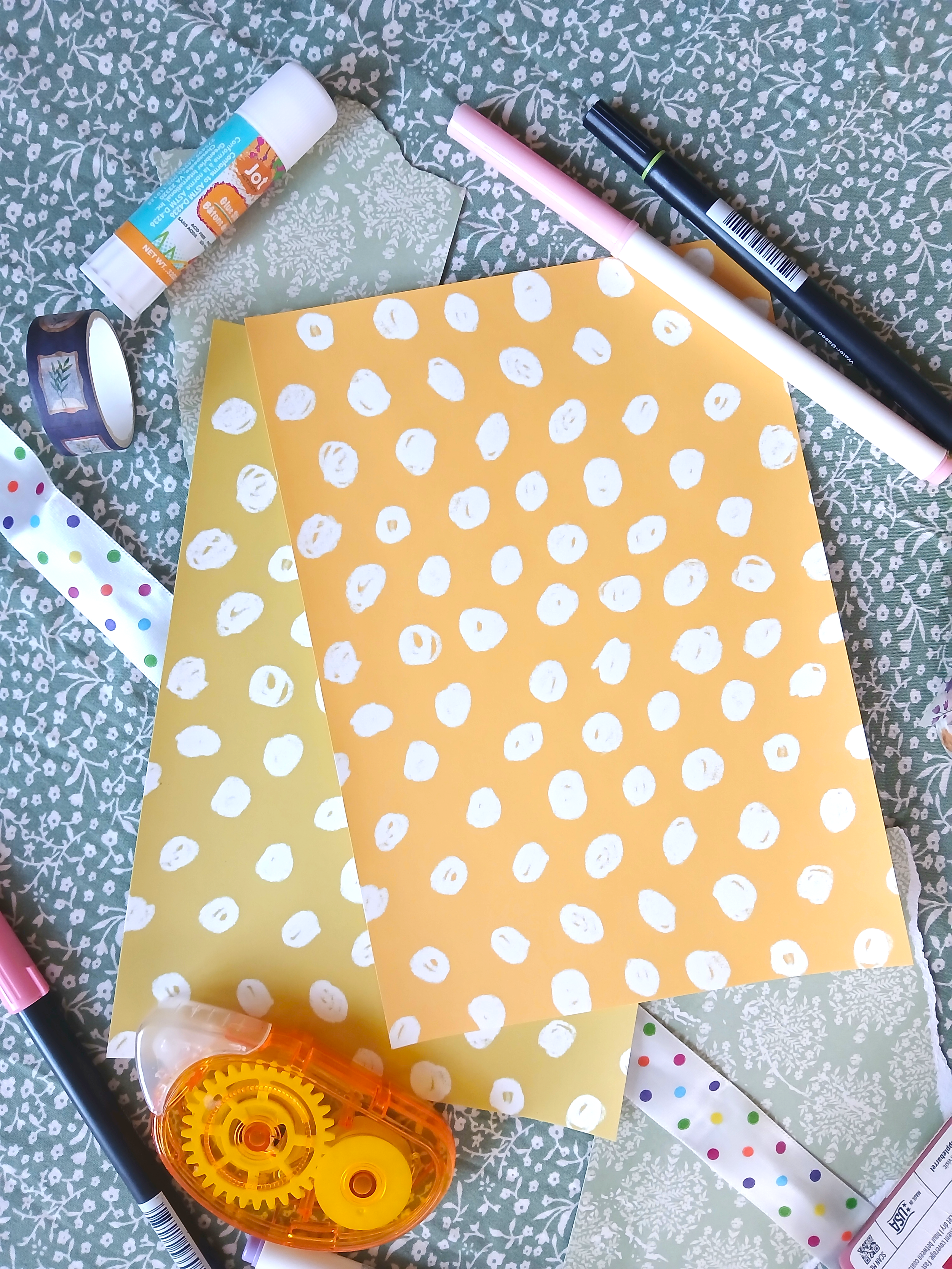 papers_2 sheets_dots.png