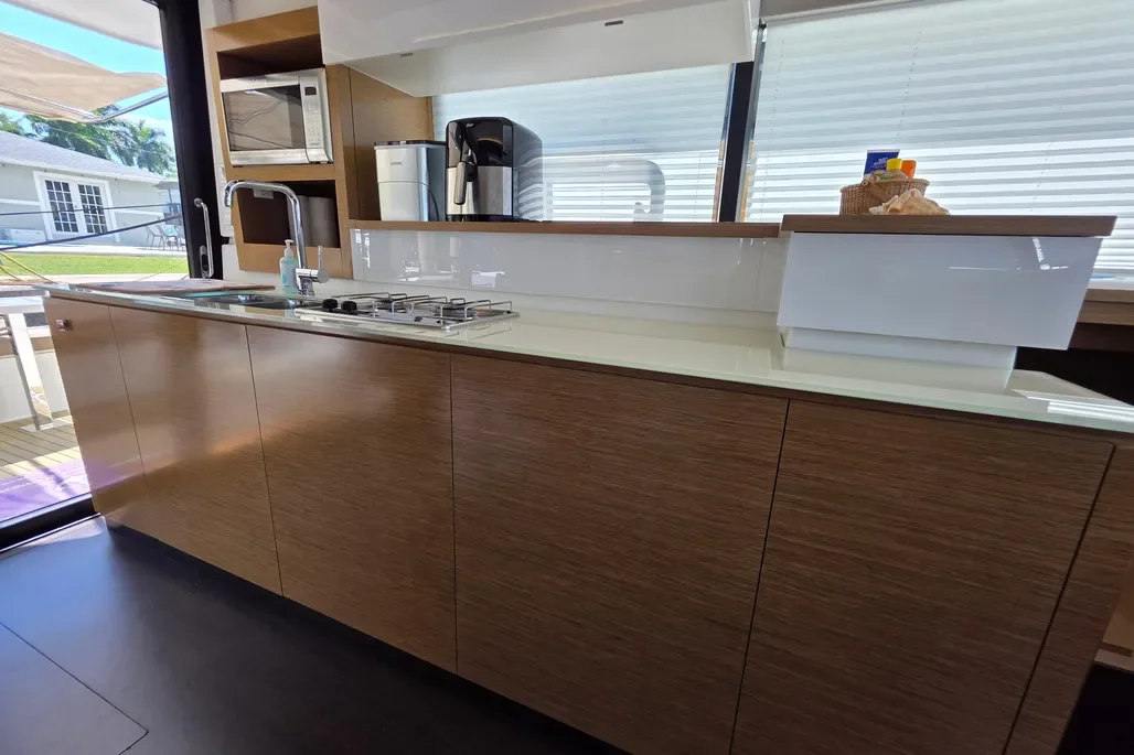 2017-fountaine-pajot-my37-power-9748809-20250406065825407-1_XLARGE.webp