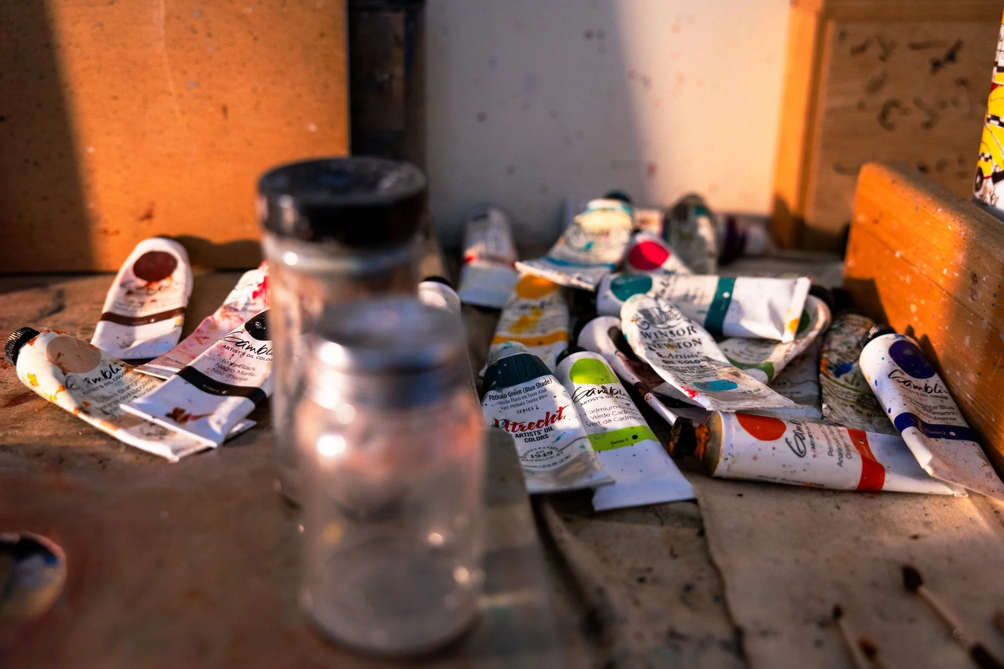 While Klaus himself never met his father, he was able to learn about his father's role as a wartime photographer and painter. Klaus is a painter himself, and attributes this skill to him.