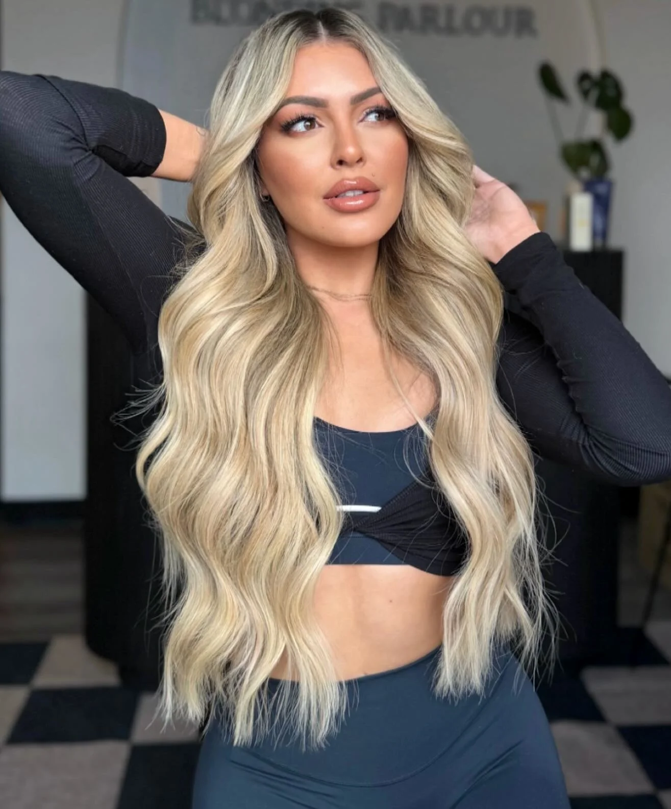 24 inches of perfection on babe @breezy.wellness

Colors used to get this look: Petty Princess,Cougar and Gold Digger 

Color and extensions by @ferchivalentin