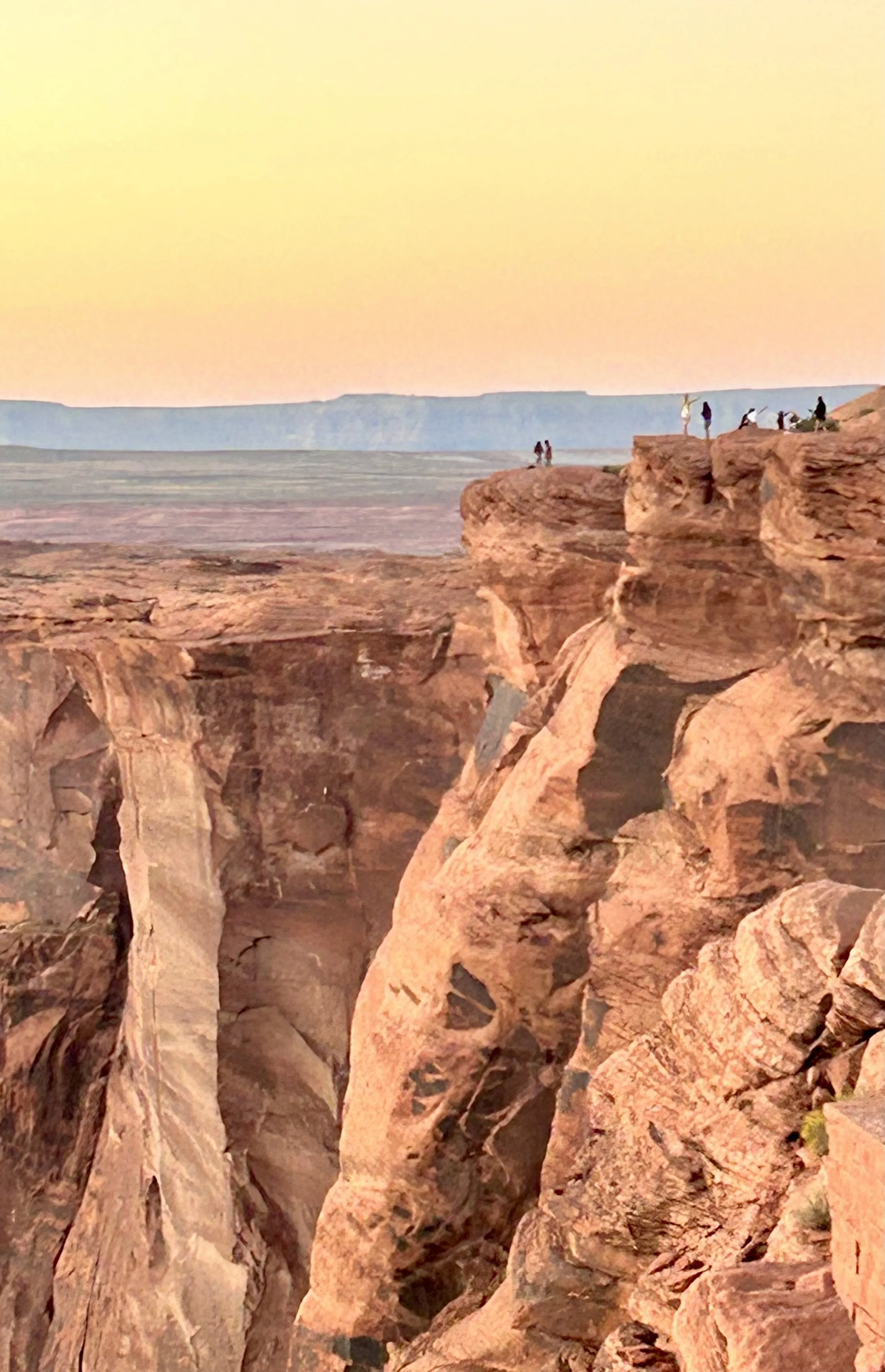 Horseshoebend Poeple on side of ridge.jpeg