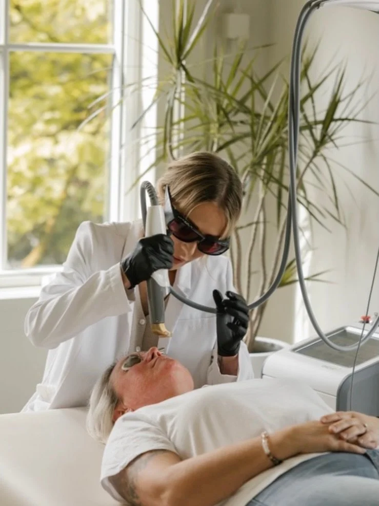 Did you know&hellip; ✨
Laser hair removal is not just about the device. It is about timing &darr;

Every hair follicle has something called thermal relaxation time. This is the amount of time it takes for heat to dissipate from the target. For laser 