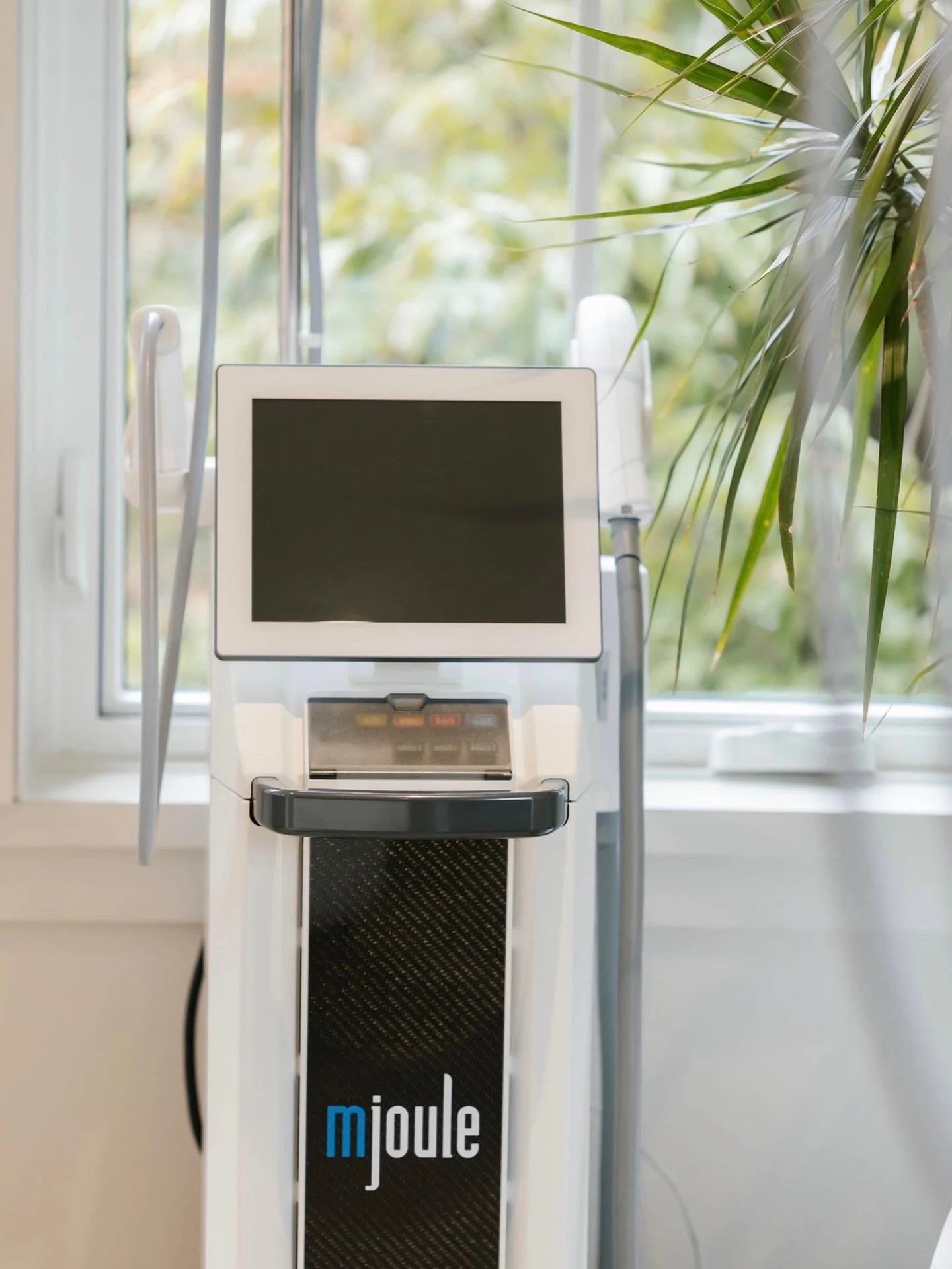 Understanding laser technology matters more than ever 🎓

From wavelength and pulse duration to chromophores and safety, knowledge is what turns devices into tools, not risks.

We&rsquo;d love to hear from you &darr;