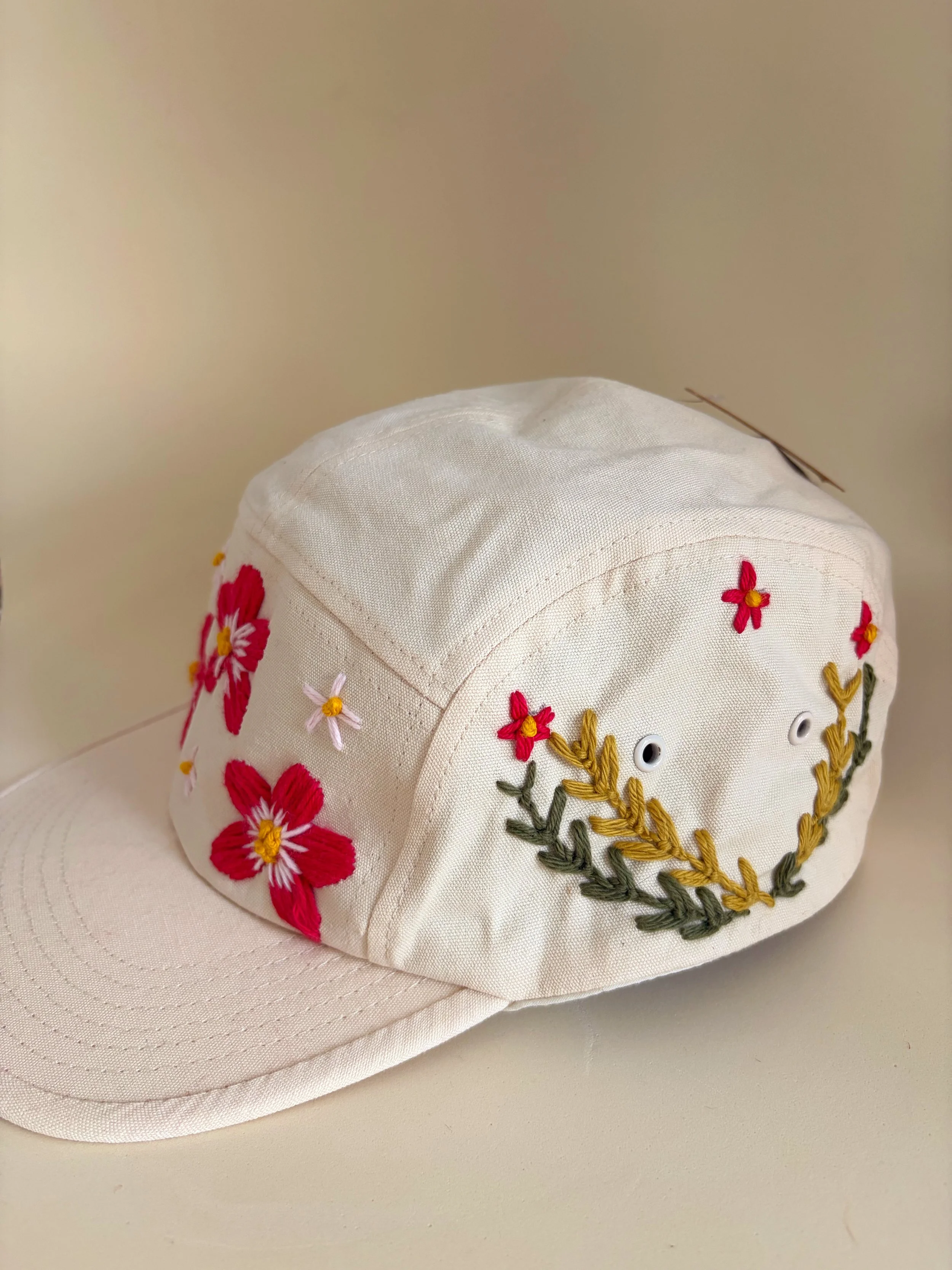 Gorra blanca de flores bordada