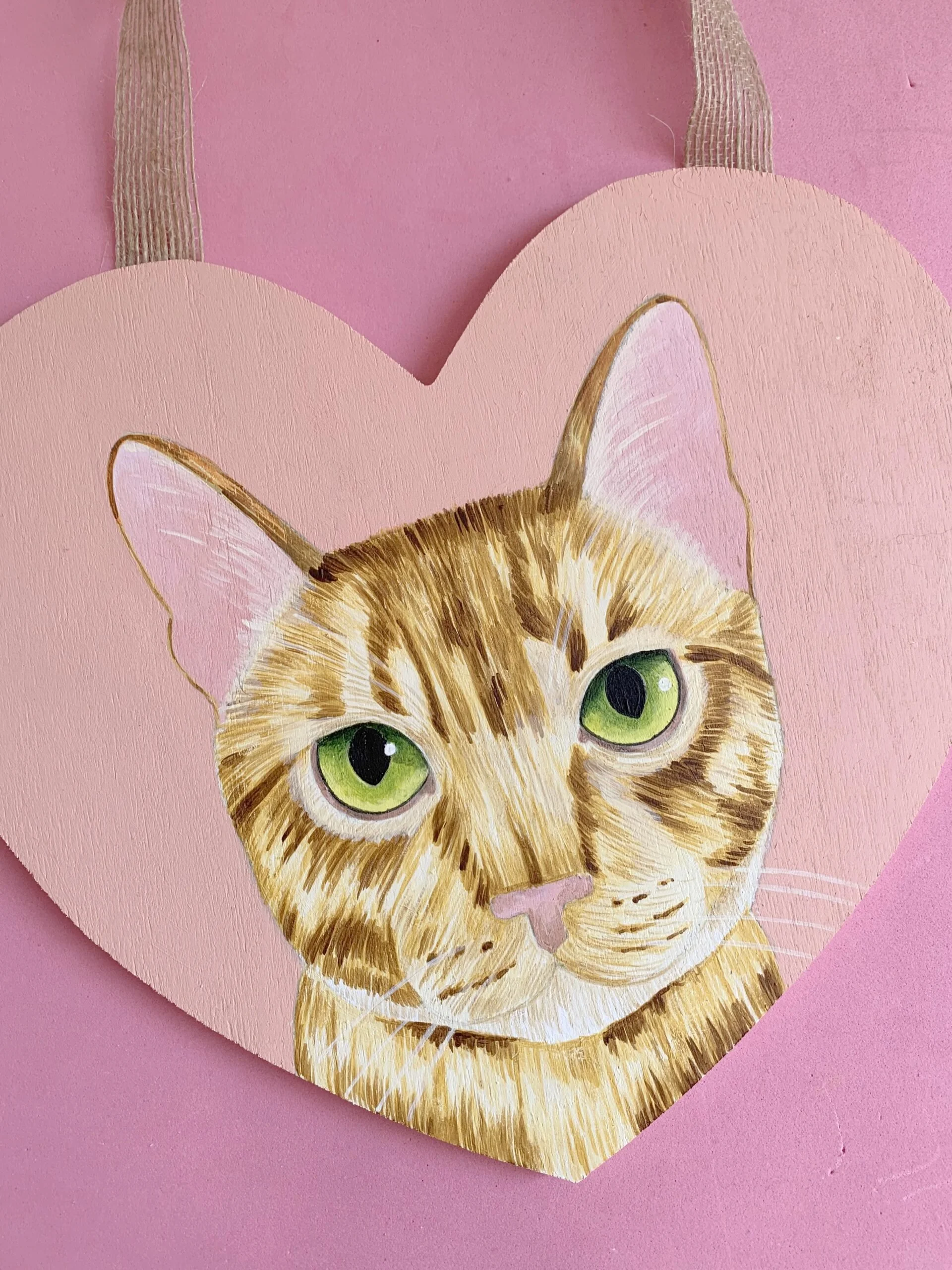 Retrato en madera con forma de corazón