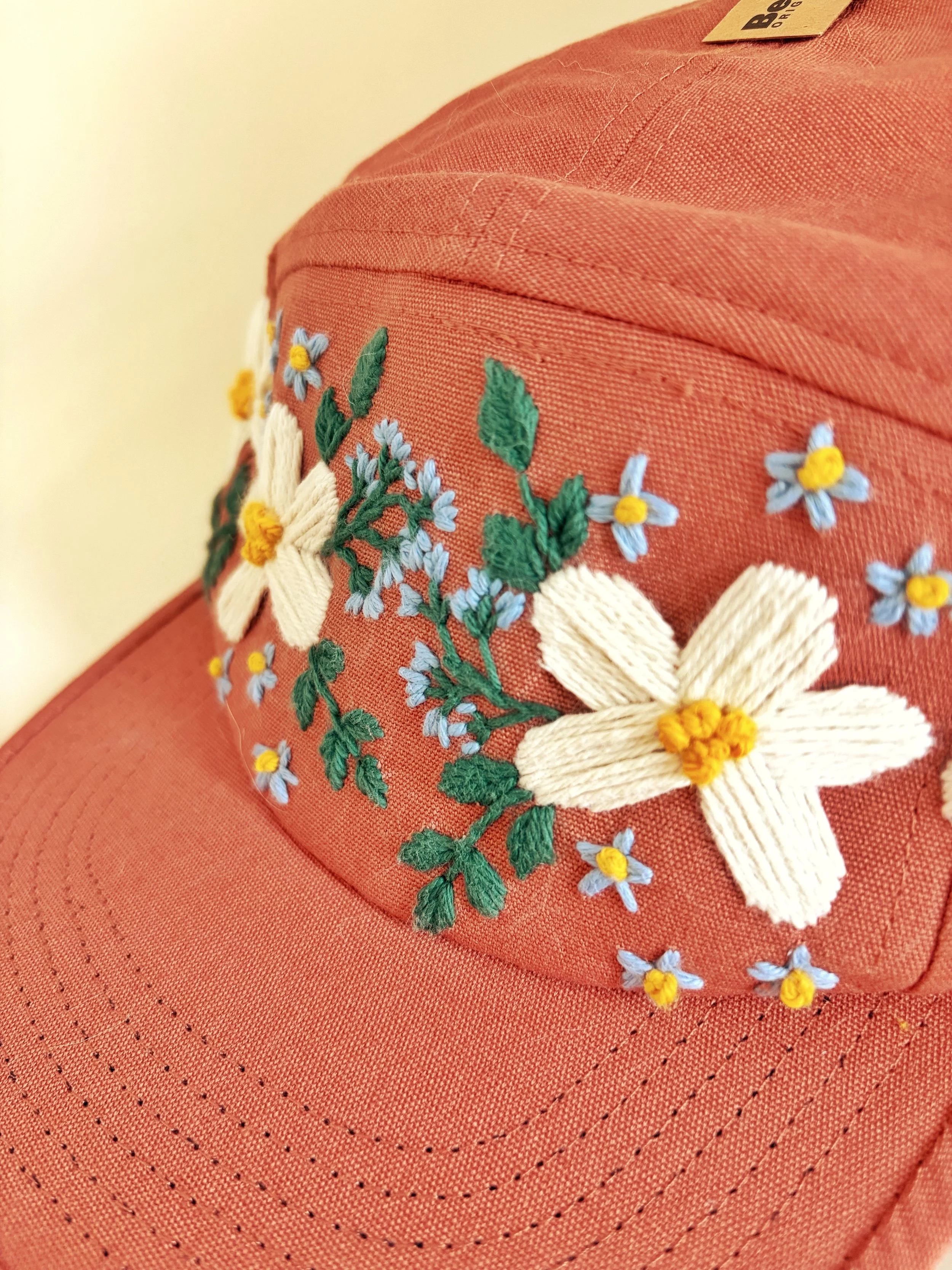 Gorra de flores bordada color teja