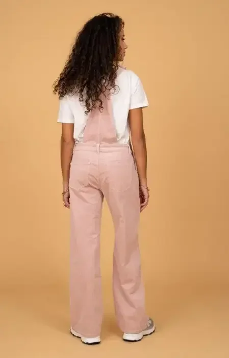 salopette-en-velours-rose-salopette-moderne.webp