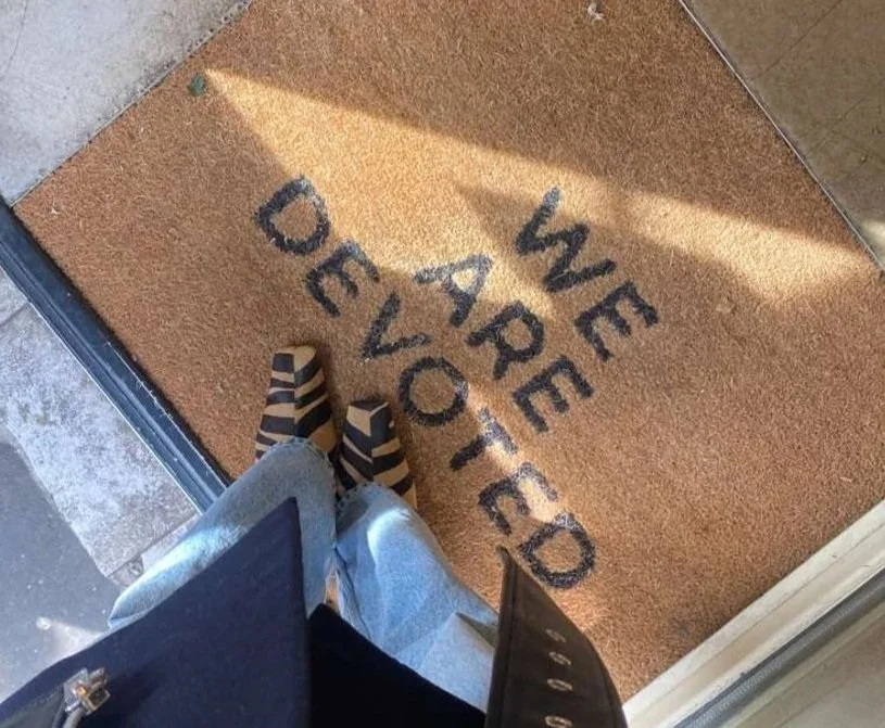 Détail symbolique illustrant l’histoire et la vision de l’agence Singulière, entre parcours, voyage créatif et construction de sens.