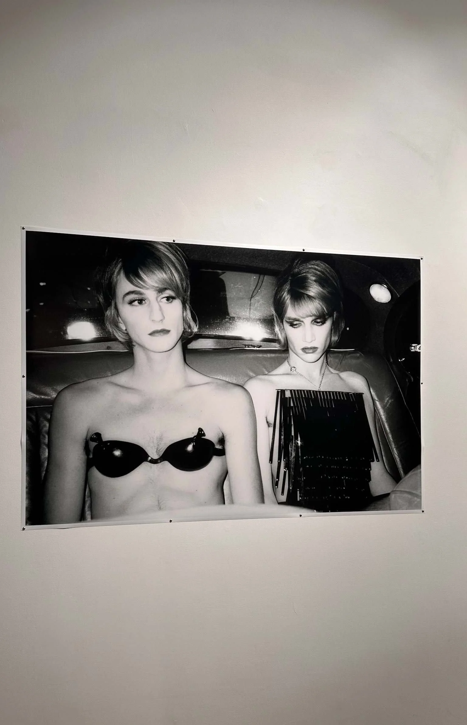 Scène de communication et de connexion illustrant une stratégie de marque pensée pour engager, créer du lien et faire résonner un message.