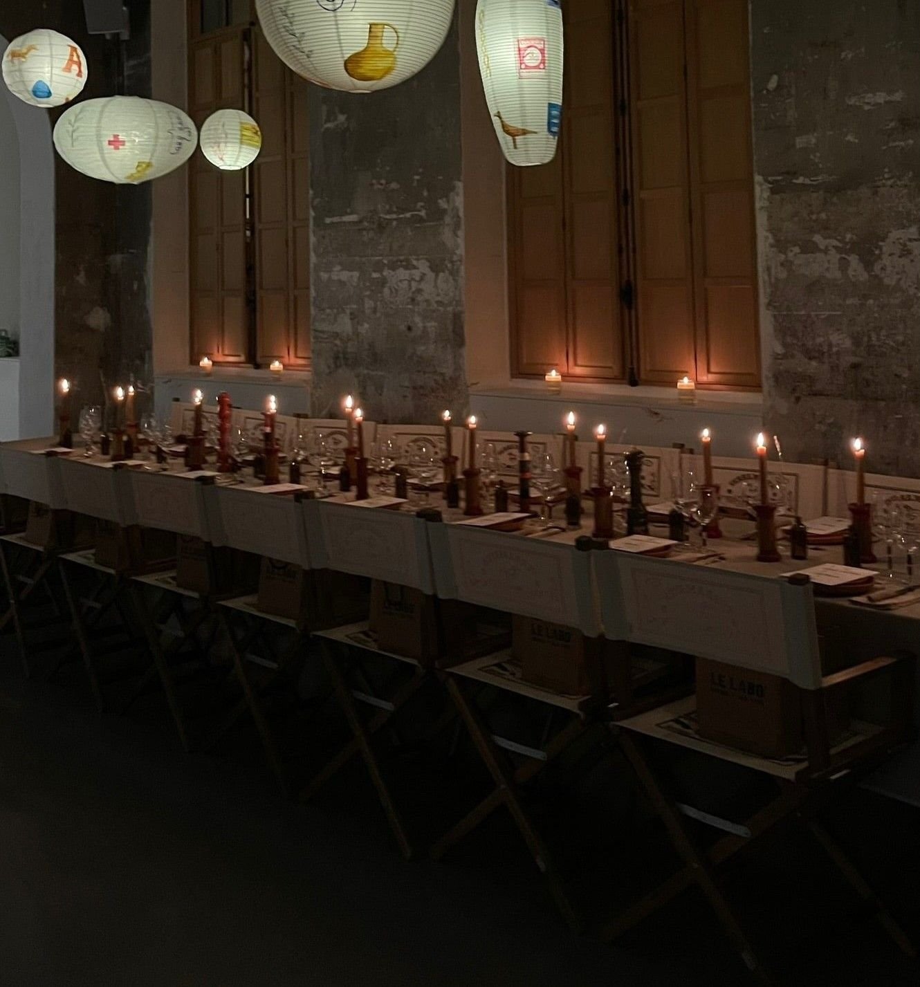 Mise en scène d’une expérience de marque immersive illustrant une stratégie d’identité et de communication pensée pour faire rayonner une marque.