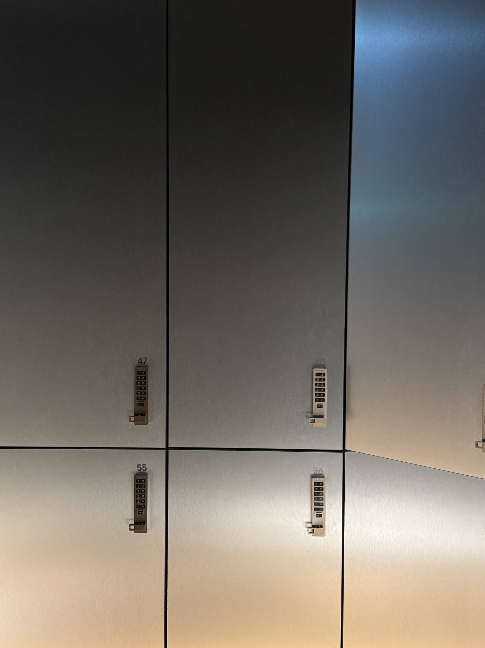 Organisation visuelle et structure claire illustrant la phase de diagnostic et d’analyse des besoins d’une marque avant toute stratégie.