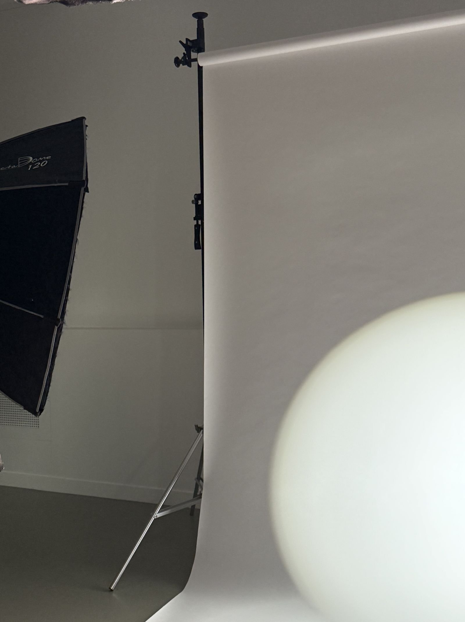 Espace de création et de production de l’agence, invitant à prendre contact pour imaginer et construire des projets de marque.