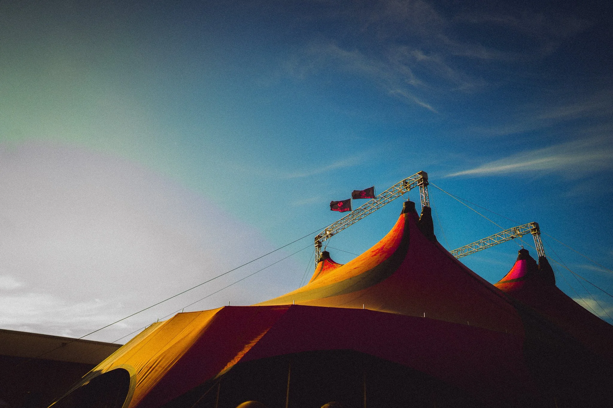 Grande chapiteau de cirque coloré avec le ciel bleu en arrière-plan.